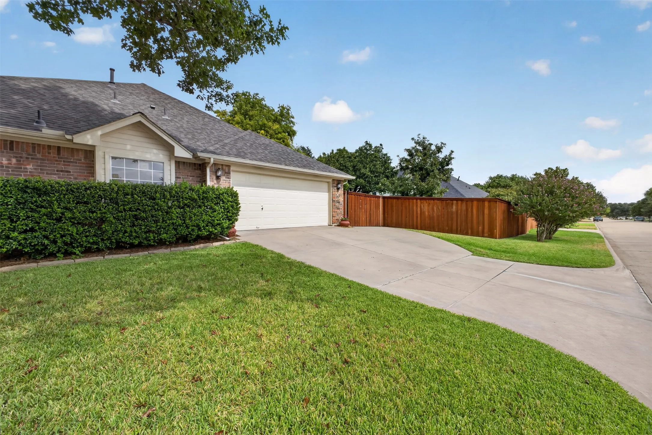 Single Family Residence For Sale in Tarrant County , 1600 Churchill Lane, Mansfield, Texas 76063, 3 Bedroom, 2 Bathroom, 2 Garage spaces, 1,884 Sqft, built in 1996, mls#21393093, Real Estate Agent in Mansfield, Homes For Sale in Tarrant county, Homes For Sale in Mansfield, Realtor in Mansfield Texas, Real Estate Brokerage Independent Realty Texas, Luminita Cordes Realtor