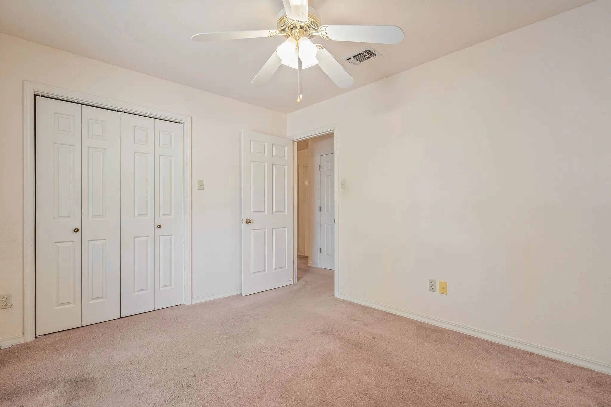 Single Family Residence For Sale in Hunt County , 329 Jamie Way, Greenville, Texas 75402, 3 Bedroom, 2 Bathroom, 2 Garage spaces, 1,958 Sqft, built in 1992, mls#21396930, Real Estate Agent in Greenville, Homes For Sale in Hunt county, Homes For Sale in Greenville, Realtor in Greenville Texas, Real Estate Brokerage Independent Realty Texas, Luminita Cordes Realtor