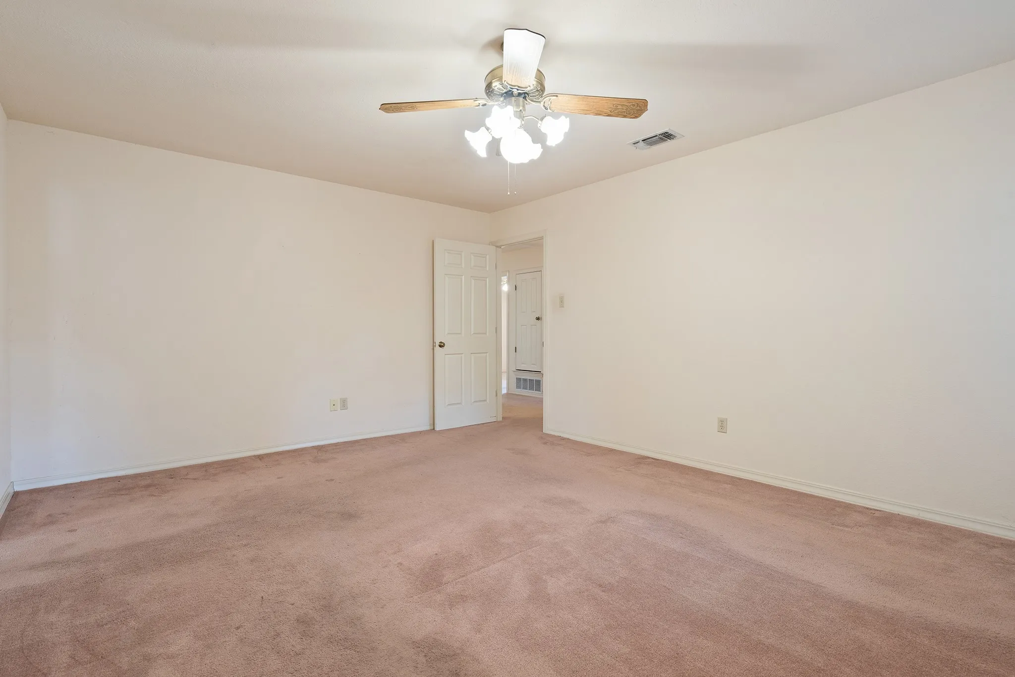 Single Family Residence For Sale in Hunt County , 329 Jamie Way, Greenville, Texas 75402, 3 Bedroom, 2 Bathroom, 2 Garage spaces, 1,958 Sqft, built in 1992, mls#21396930, Real Estate Agent in Greenville, Homes For Sale in Hunt county, Homes For Sale in Greenville, Realtor in Greenville Texas, Real Estate Brokerage Independent Realty Texas, Luminita Cordes Realtor