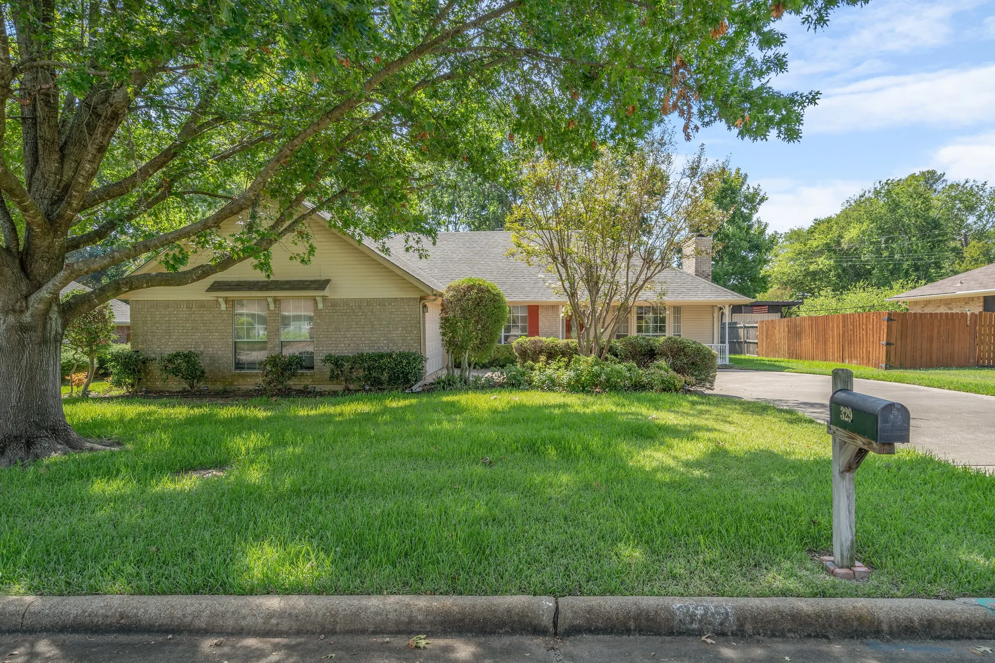 Single Family Residence For Sale in Hunt County , 329 Jamie Way, Greenville, Texas 75402, 3 Bedroom, 2 Bathroom, 2 Garage spaces, 1,958 Sqft, built in 1992, mls#21396930, Real Estate Agent in Greenville, Homes For Sale in Hunt county, Homes For Sale in Greenville, Realtor in Greenville Texas, Real Estate Brokerage Independent Realty Texas, Luminita Cordes Realtor