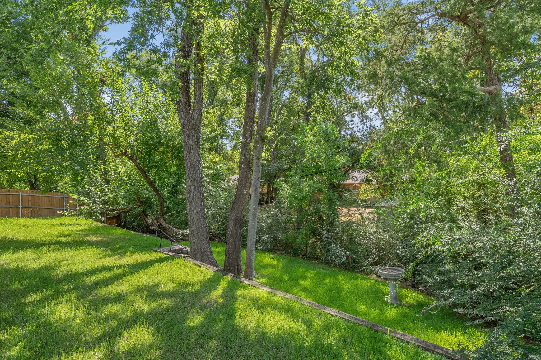 Landscaped yard with retaining wall