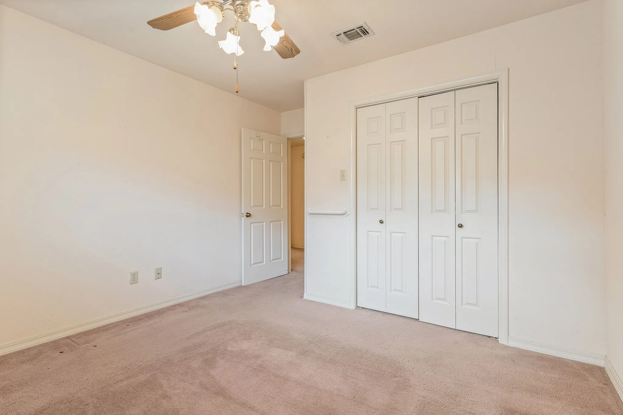 Single Family Residence For Sale in Hunt County , 329 Jamie Way, Greenville, Texas 75402, 3 Bedroom, 2 Bathroom, 2 Garage spaces, 1,958 Sqft, built in 1992, mls#21396930, Real Estate Agent in Greenville, Homes For Sale in Hunt county, Homes For Sale in Greenville, Realtor in Greenville Texas, Real Estate Brokerage Independent Realty Texas, Luminita Cordes Realtor