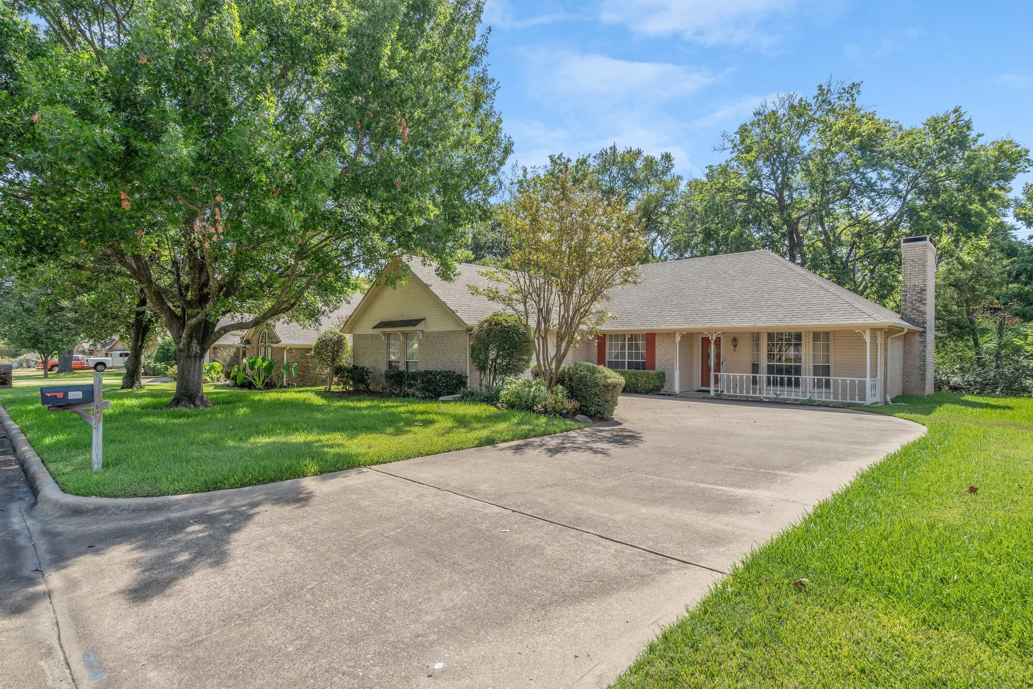 Single Family Residence For Sale in Hunt County , 329 Jamie Way, Greenville, Texas 75402, 3 Bedroom, 2 Bathroom, 2 Garage spaces, 1,958 Sqft, built in 1992, mls#21396930, Real Estate Agent in Greenville, Homes For Sale in Hunt county, Homes For Sale in Greenville, Realtor in Greenville Texas, Real Estate Brokerage Independent Realty Texas, Luminita Cordes Realtor