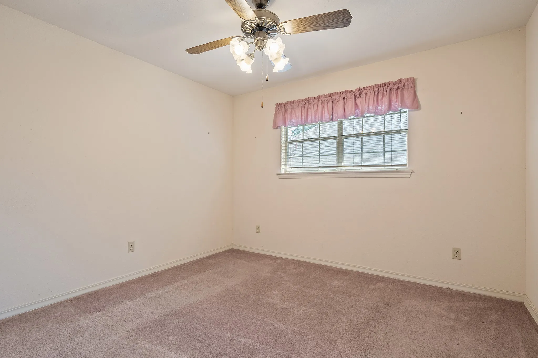 Single Family Residence For Sale in Hunt County , 329 Jamie Way, Greenville, Texas 75402, 3 Bedroom, 2 Bathroom, 2 Garage spaces, 1,958 Sqft, built in 1992, mls#21396930, Real Estate Agent in Greenville, Homes For Sale in Hunt county, Homes For Sale in Greenville, Realtor in Greenville Texas, Real Estate Brokerage Independent Realty Texas, Luminita Cordes Realtor