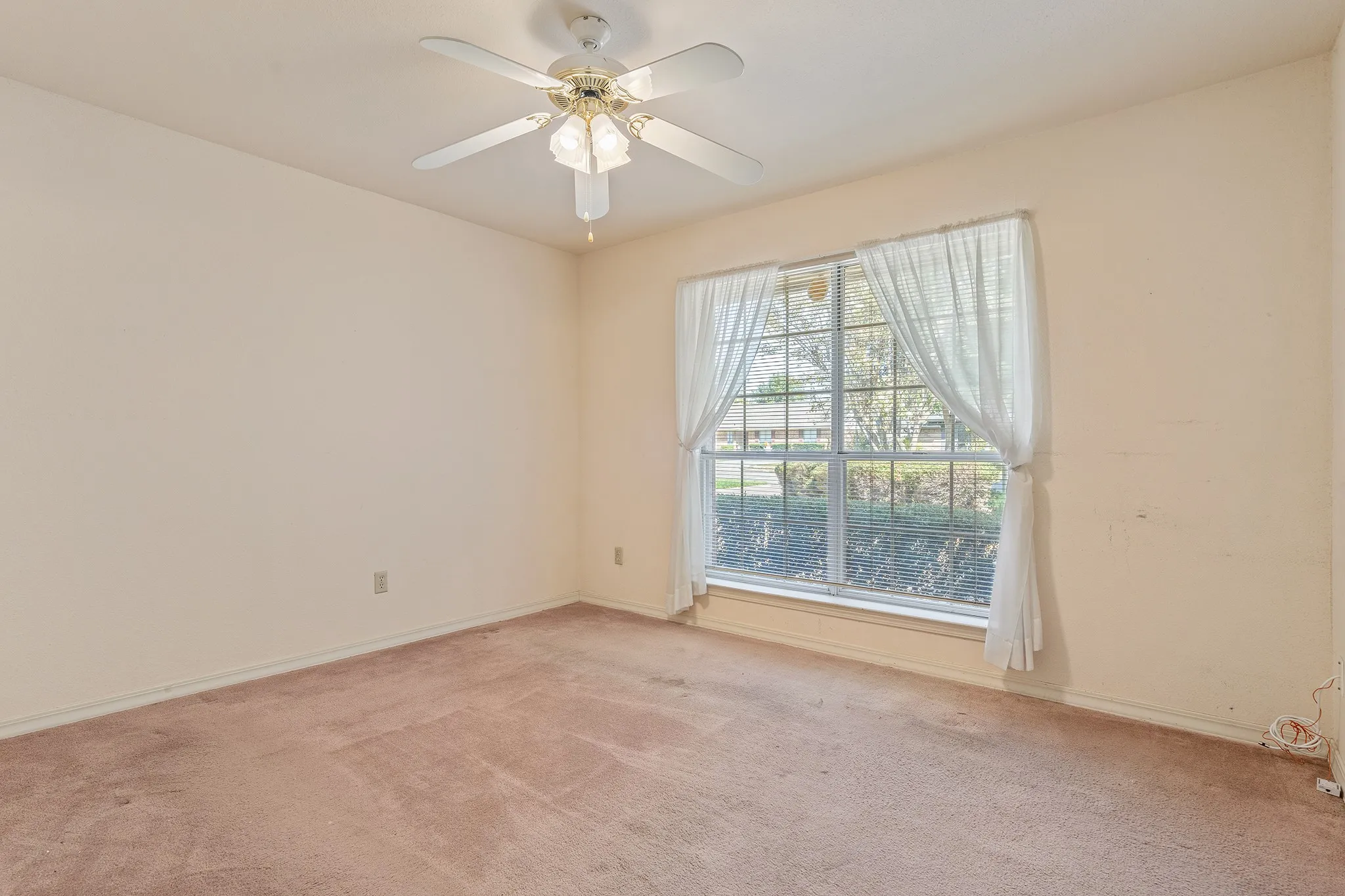 Single Family Residence For Sale in Hunt County , 329 Jamie Way, Greenville, Texas 75402, 3 Bedroom, 2 Bathroom, 2 Garage spaces, 1,958 Sqft, built in 1992, mls#21396930, Real Estate Agent in Greenville, Homes For Sale in Hunt county, Homes For Sale in Greenville, Realtor in Greenville Texas, Real Estate Brokerage Independent Realty Texas, Luminita Cordes Realtor