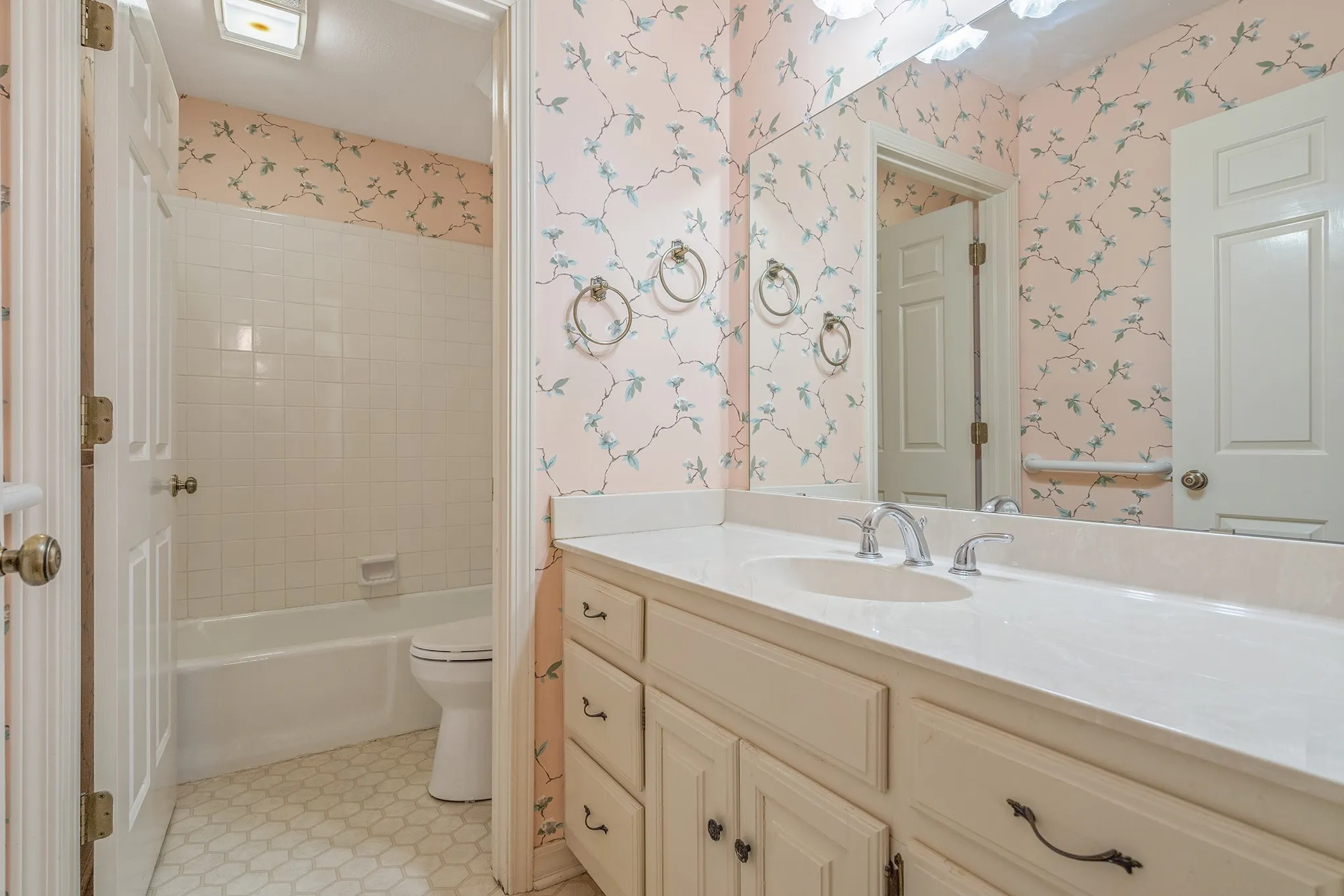Single Family Residence For Sale in Hunt County , 329 Jamie Way, Greenville, Texas 75402, 3 Bedroom, 2 Bathroom, 2 Garage spaces, 1,958 Sqft, built in 1992, mls#21396930, Real Estate Agent in Greenville, Homes For Sale in Hunt county, Homes For Sale in Greenville, Realtor in Greenville Texas, Real Estate Brokerage Independent Realty Texas, Luminita Cordes Realtor