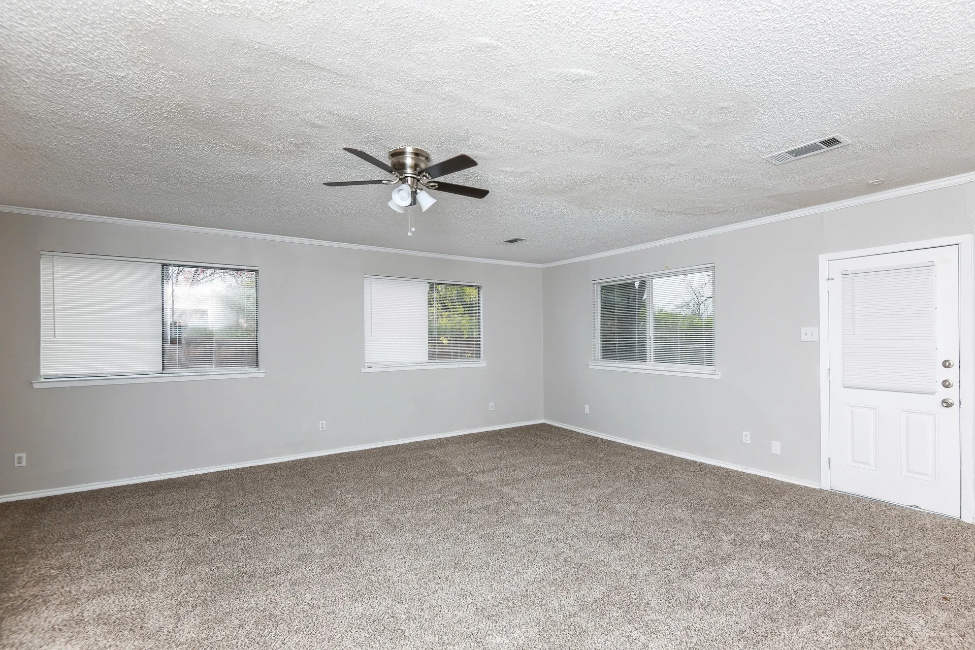 Single Family Residence For Rent in Dallas County , 3630 Williamsburg Drive, Garland, Texas 75043, 4 Bedroom, 2 Bathroom, Garage spaces, 1,869 Sqft, built in 1970, mls#21397825, Real Estate Agent in Garland, Homes For Rent in Dallas county, Homes For Rent in Garland, Realtor in Garland Texas, Real Estate Brokerage Independent Realty Texas, Luminita Cordes Realtor