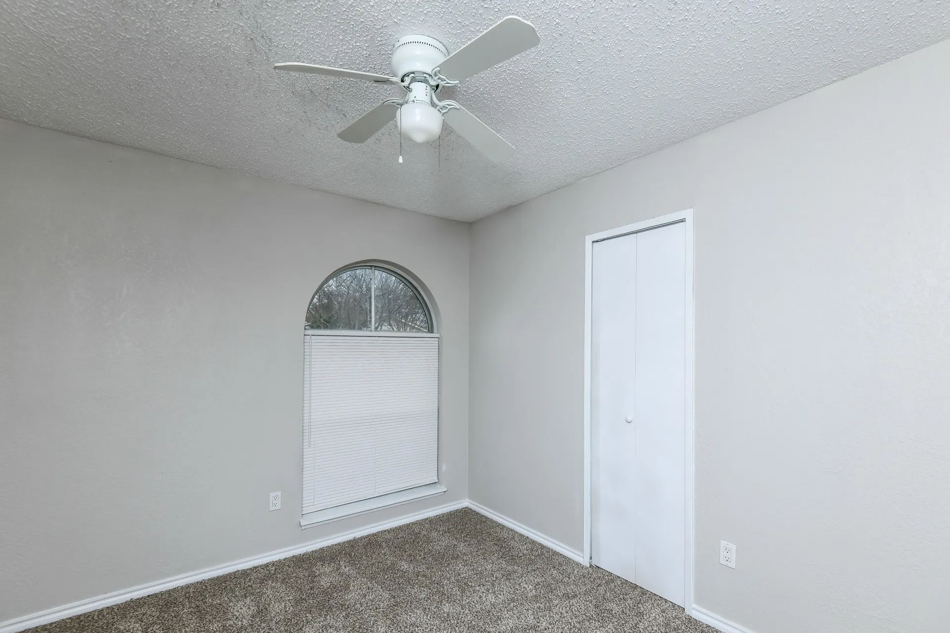 Single Family Residence For Rent in Dallas County , 3630 Williamsburg Drive, Garland, Texas 75043, 4 Bedroom, 2 Bathroom, Garage spaces, 1,869 Sqft, built in 1970, mls#21397825, Real Estate Agent in Garland, Homes For Rent in Dallas county, Homes For Rent in Garland, Realtor in Garland Texas, Real Estate Brokerage Independent Realty Texas, Luminita Cordes Realtor