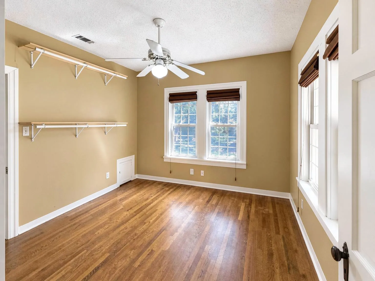 Single Family Residence For Rent in Tarrant County , 3909 El Campo Avenue, Fort Worth, Texas 76107, 2 Bedroom, 10 Bathroom, 2 Garage spaces, 980 Sqft, built in 1936, mls#21397828, Real Estate Agent in Fort Worth, Homes For Rent in Tarrant county, Homes For Rent in Fort Worth, Realtor in Fort Worth Texas, Real Estate Brokerage Independent Realty Texas, Luminita Cordes Realtor