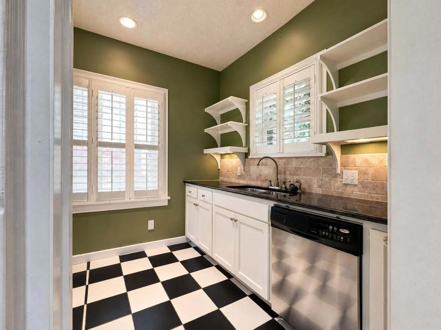 Single Family Residence For Rent in Tarrant County , 3909 El Campo Avenue, Fort Worth, Texas 76107, 2 Bedroom, 10 Bathroom, 2 Garage spaces, 980 Sqft, built in 1936, mls#21397828, Real Estate Agent in Fort Worth, Homes For Rent in Tarrant county, Homes For Rent in Fort Worth, Realtor in Fort Worth Texas, Real Estate Brokerage Independent Realty Texas, Luminita Cordes Realtor