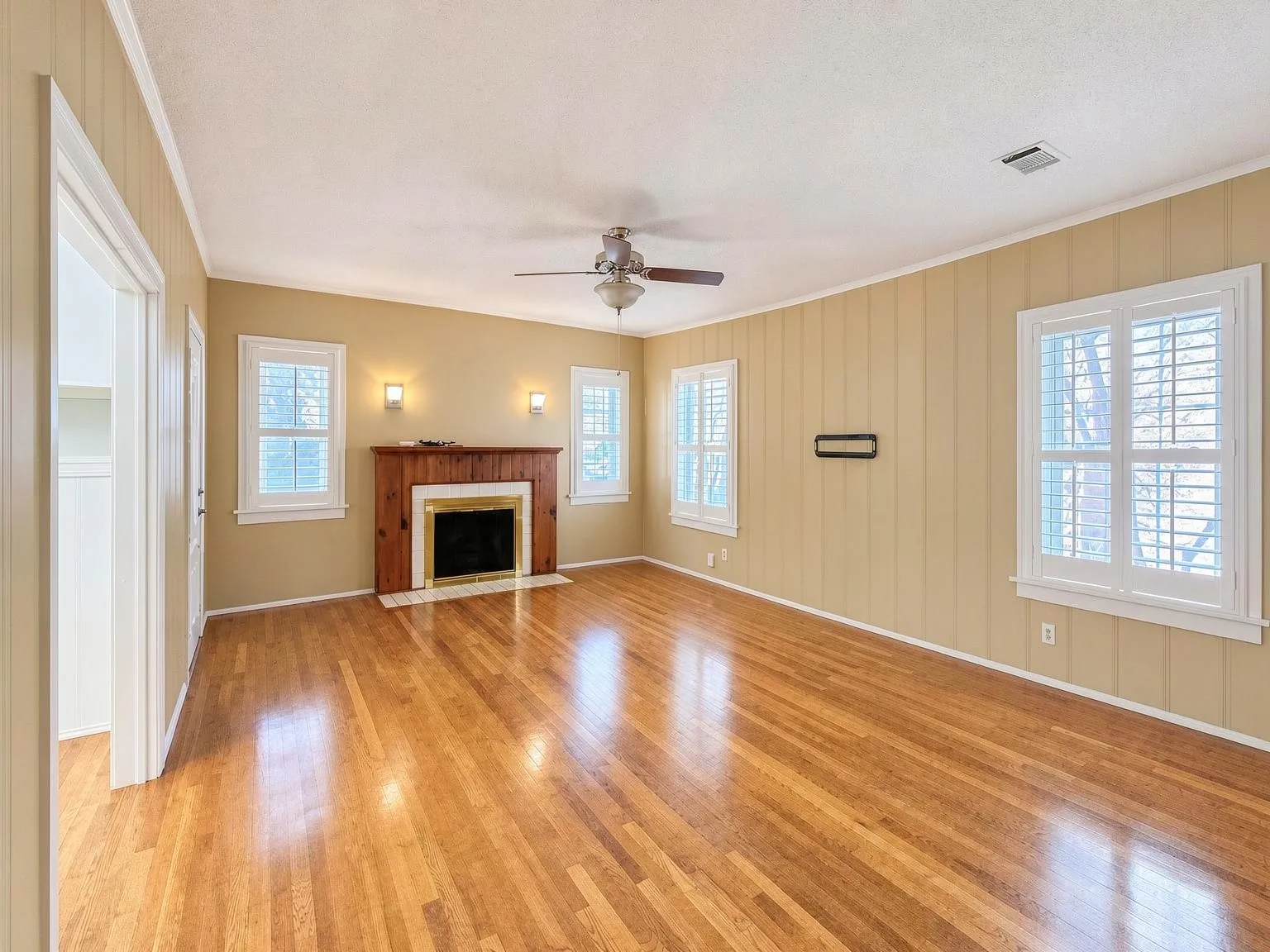 Single Family Residence For Rent in Tarrant County , 3909 El Campo Avenue, Fort Worth, Texas 76107, 2 Bedroom, 10 Bathroom, 2 Garage spaces, 980 Sqft, built in 1936, mls#21397828, Real Estate Agent in Fort Worth, Homes For Rent in Tarrant county, Homes For Rent in Fort Worth, Realtor in Fort Worth Texas, Real Estate Brokerage Independent Realty Texas, Luminita Cordes Realtor