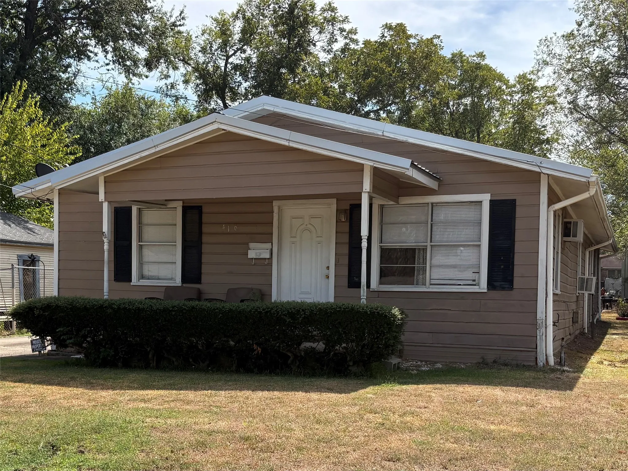 Single Family Residence For Sale in Hopkins County , 416 Ross Street E, Sulphur Springs, Texas 75482, 3 Bedroom, 2 Bathroom, Garage spaces, 1,540 Sqft, built in 1963, mls#21397404, Real Estate Agent in Sulphur Springs, Homes For Sale in Hopkins county, Homes For Sale in Sulphur Springs, Realtor in Sulphur Springs Texas, Real Estate Brokerage Independent Realty Texas, Luminita Cordes Realtor