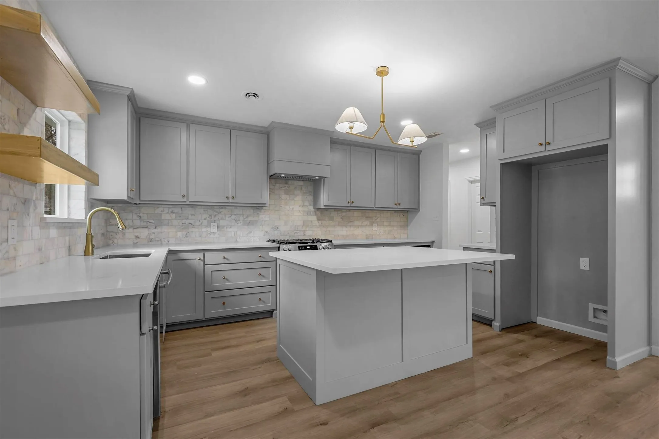 Single Family Residence For Sale in Tarrant County , 5832 Tracyne Drive, Westworth Village, Texas 76114, 3 Bedroom, 2 Bathroom, Garage spaces, 1,450 Sqft, built in 1954, mls#21397833, Real Estate Agent in Westworth Village, Homes For Sale in Tarrant county, Homes For Sale in Westworth Village, Realtor in Westworth Village Texas, Real Estate Brokerage Independent Realty Texas, Luminita Cordes Realtor