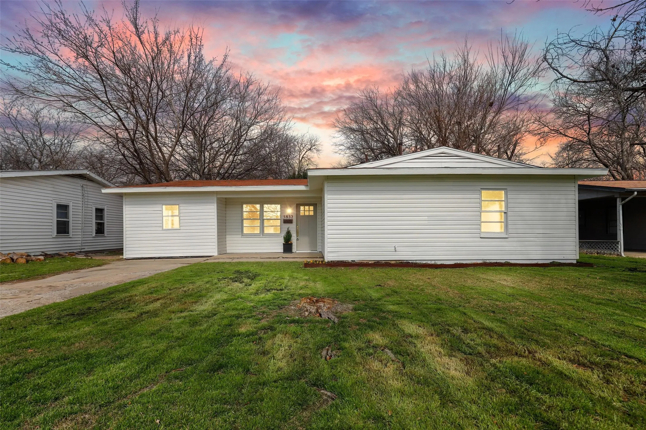 Single Family Residence For Sale in Tarrant County , 5832 Tracyne Drive, Westworth Village, Texas 76114, 3 Bedroom, 2 Bathroom, Garage spaces, 1,450 Sqft, built in 1954, mls#21397833, Real Estate Agent in Westworth Village, Homes For Sale in Tarrant county, Homes For Sale in Westworth Village, Realtor in Westworth Village Texas, Real Estate Brokerage Independent Realty Texas, Luminita Cordes Realtor