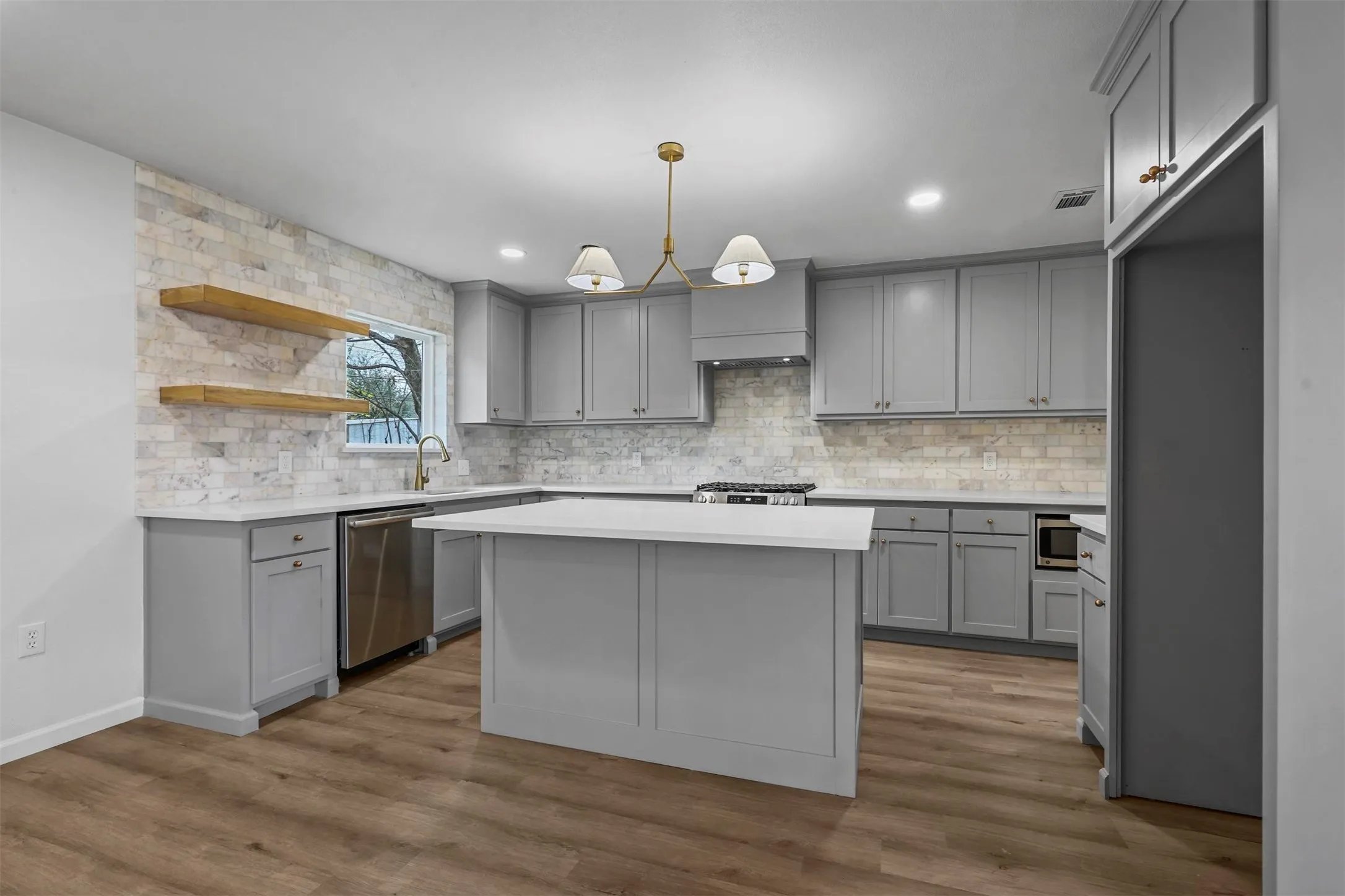 Single Family Residence For Sale in Tarrant County , 5832 Tracyne Drive, Westworth Village, Texas 76114, 3 Bedroom, 2 Bathroom, Garage spaces, 1,450 Sqft, built in 1954, mls#21397833, Real Estate Agent in Westworth Village, Homes For Sale in Tarrant county, Homes For Sale in Westworth Village, Realtor in Westworth Village Texas, Real Estate Brokerage Independent Realty Texas, Luminita Cordes Realtor