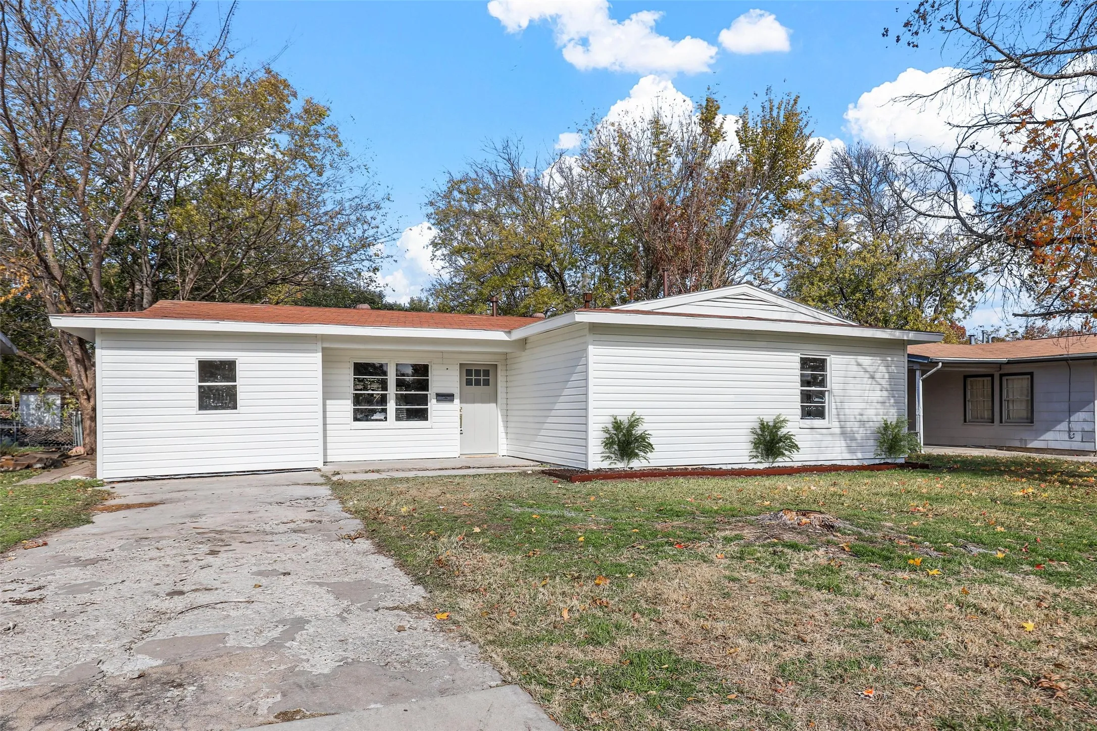 Single Family Residence For Sale in Tarrant County , 5832 Tracyne Drive, Westworth Village, Texas 76114, 3 Bedroom, 2 Bathroom, Garage spaces, 1,450 Sqft, built in 1954, mls#21397833, Real Estate Agent in Westworth Village, Homes For Sale in Tarrant county, Homes For Sale in Westworth Village, Realtor in Westworth Village Texas, Real Estate Brokerage Independent Realty Texas, Luminita Cordes Realtor