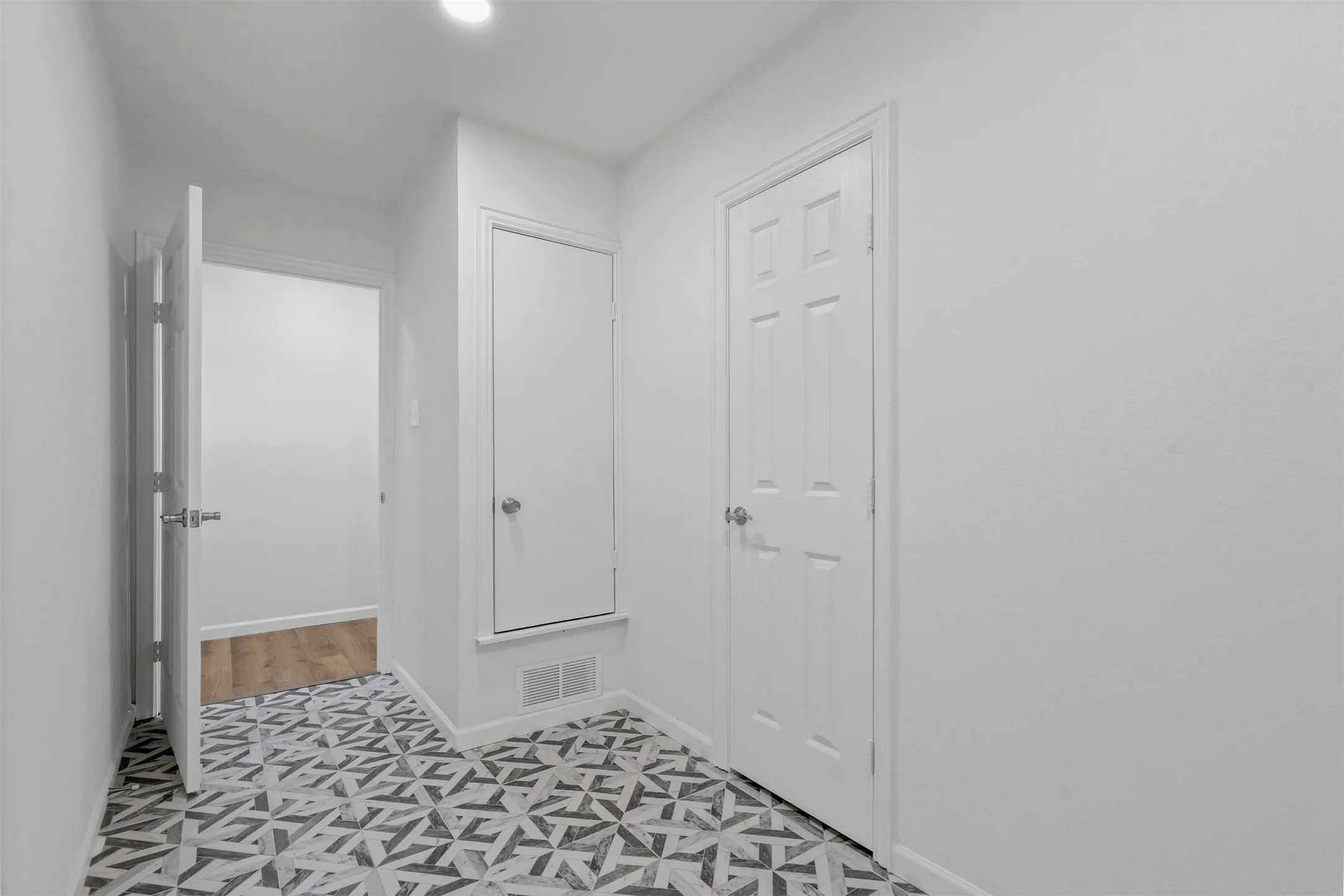 Single Family Residence For Sale in Tarrant County , 5832 Tracyne Drive, Westworth Village, Texas 76114, 3 Bedroom, 2 Bathroom, Garage spaces, 1,450 Sqft, built in 1954, mls#21397833, Real Estate Agent in Westworth Village, Homes For Sale in Tarrant county, Homes For Sale in Westworth Village, Realtor in Westworth Village Texas, Real Estate Brokerage Independent Realty Texas, Luminita Cordes Realtor