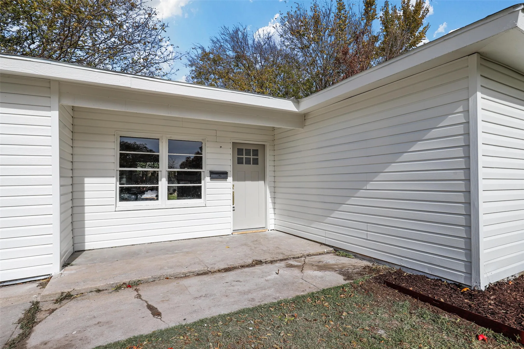 Single Family Residence For Sale in Tarrant County , 5832 Tracyne Drive, Westworth Village, Texas 76114, 3 Bedroom, 2 Bathroom, Garage spaces, 1,450 Sqft, built in 1954, mls#21397833, Real Estate Agent in Westworth Village, Homes For Sale in Tarrant county, Homes For Sale in Westworth Village, Realtor in Westworth Village Texas, Real Estate Brokerage Independent Realty Texas, Luminita Cordes Realtor