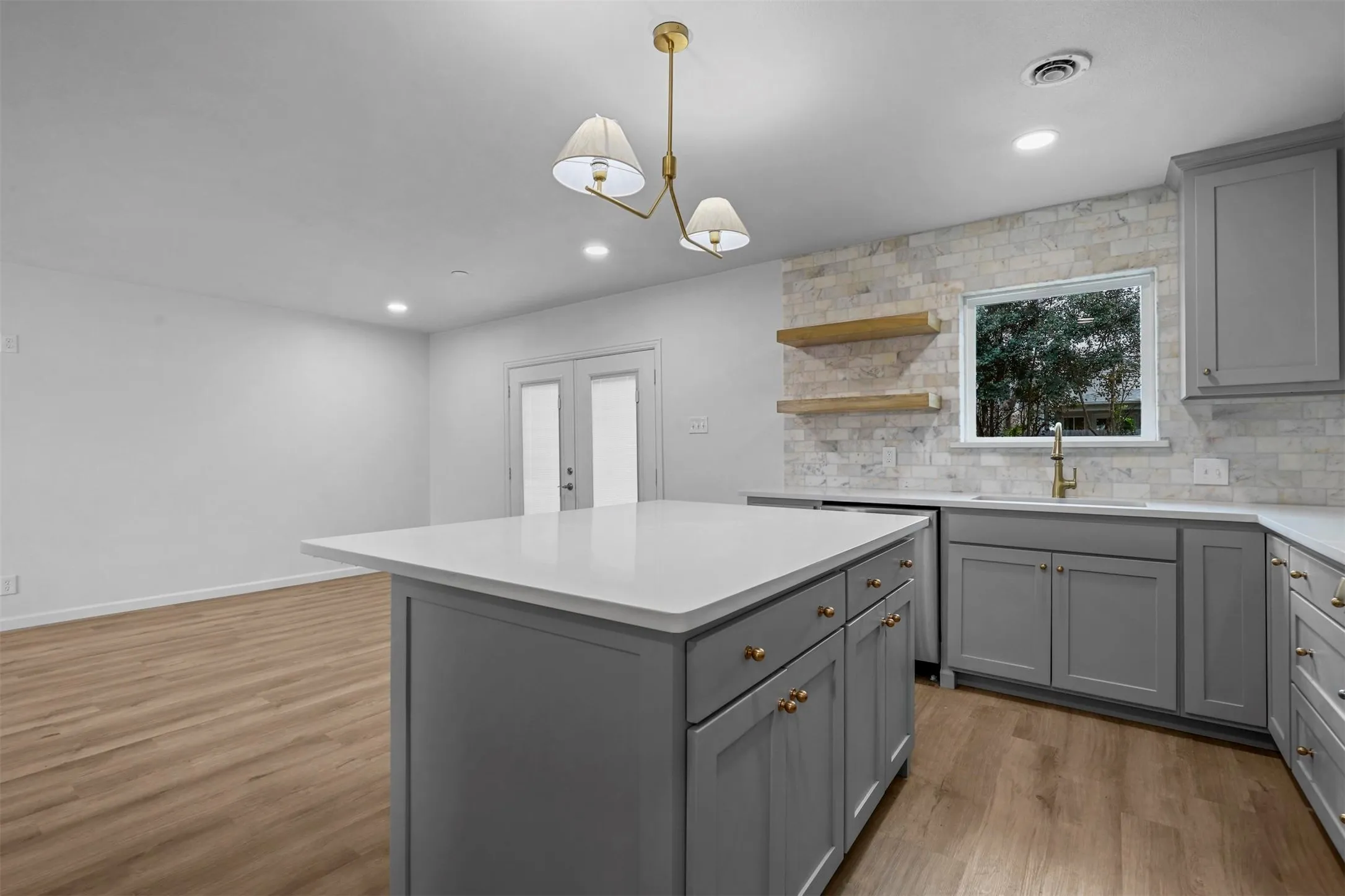 Single Family Residence For Sale in Tarrant County , 5832 Tracyne Drive, Westworth Village, Texas 76114, 3 Bedroom, 2 Bathroom, Garage spaces, 1,450 Sqft, built in 1954, mls#21397833, Real Estate Agent in Westworth Village, Homes For Sale in Tarrant county, Homes For Sale in Westworth Village, Realtor in Westworth Village Texas, Real Estate Brokerage Independent Realty Texas, Luminita Cordes Realtor