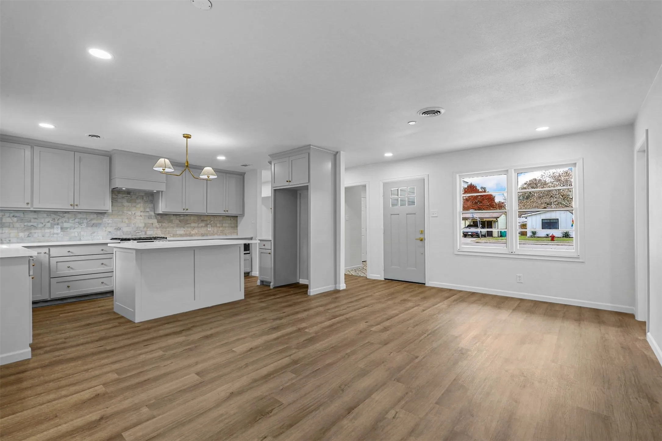 Single Family Residence For Sale in Tarrant County , 5832 Tracyne Drive, Westworth Village, Texas 76114, 3 Bedroom, 2 Bathroom, Garage spaces, 1,450 Sqft, built in 1954, mls#21397833, Real Estate Agent in Westworth Village, Homes For Sale in Tarrant county, Homes For Sale in Westworth Village, Realtor in Westworth Village Texas, Real Estate Brokerage Independent Realty Texas, Luminita Cordes Realtor