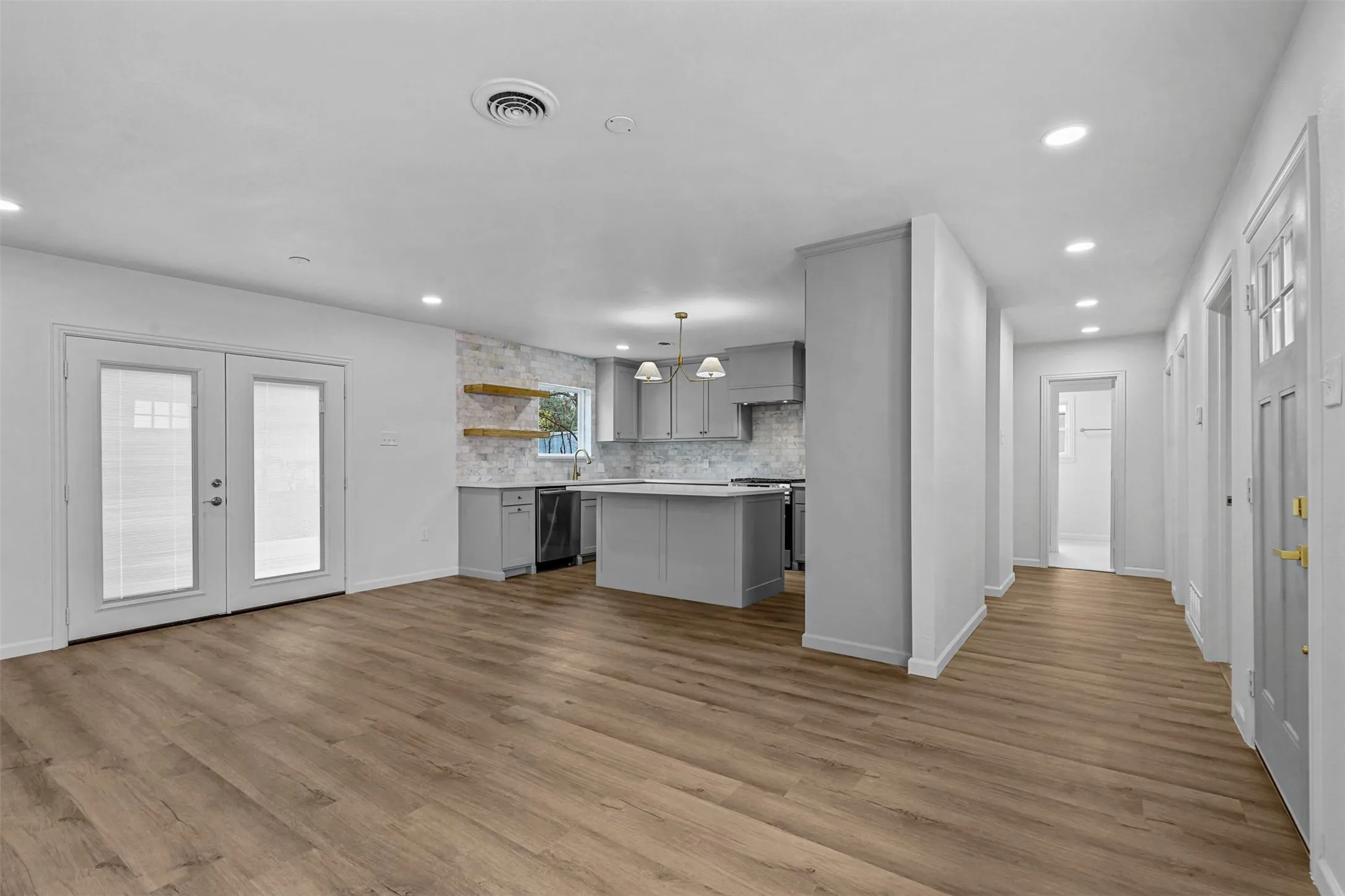 Single Family Residence For Sale in Tarrant County , 5832 Tracyne Drive, Westworth Village, Texas 76114, 3 Bedroom, 2 Bathroom, Garage spaces, 1,450 Sqft, built in 1954, mls#21397833, Real Estate Agent in Westworth Village, Homes For Sale in Tarrant county, Homes For Sale in Westworth Village, Realtor in Westworth Village Texas, Real Estate Brokerage Independent Realty Texas, Luminita Cordes Realtor