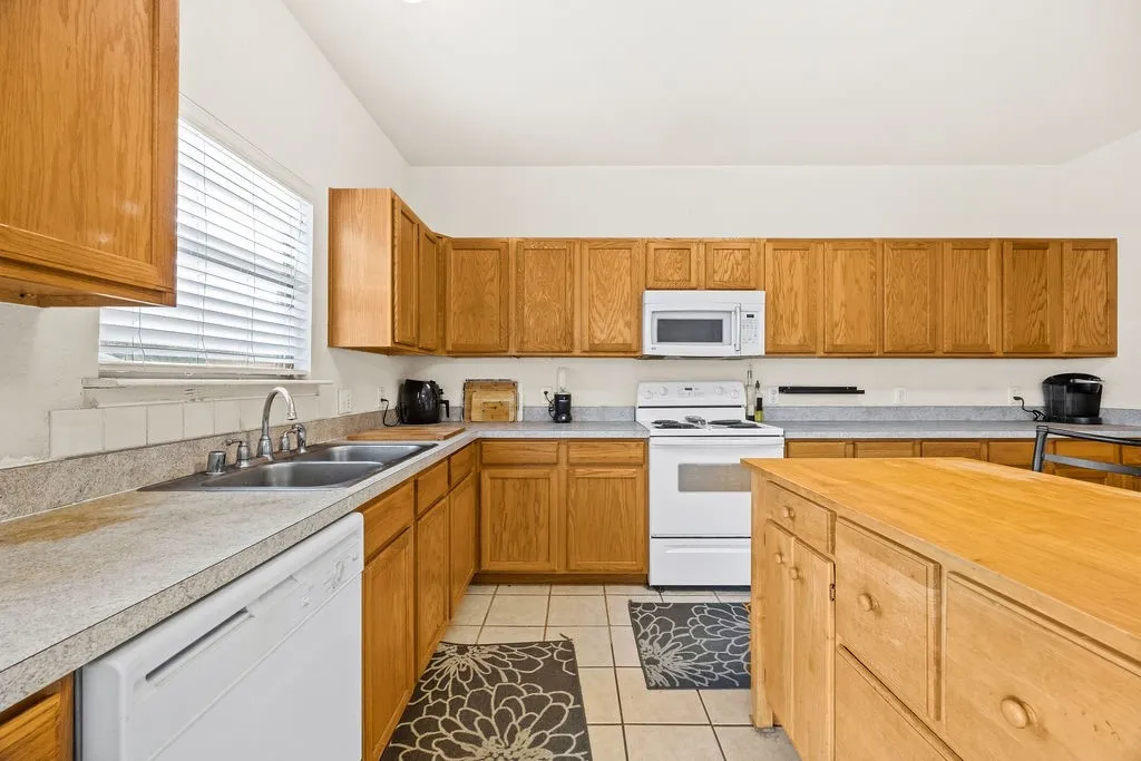 Single Family Residence For Sale in Tarrant County , 5012 Meridian Lane, Fort Worth, Texas 76244, 4 Bedroom, 3 Bathroom, 2 Garage spaces, 3,347 Sqft, built in 2002, mls#21390471, Real Estate Agent in Fort Worth, Homes For Sale in Tarrant county, Homes For Sale in Fort Worth, Realtor in Fort Worth Texas, Real Estate Brokerage Independent Realty Texas, Luminita Cordes Realtor