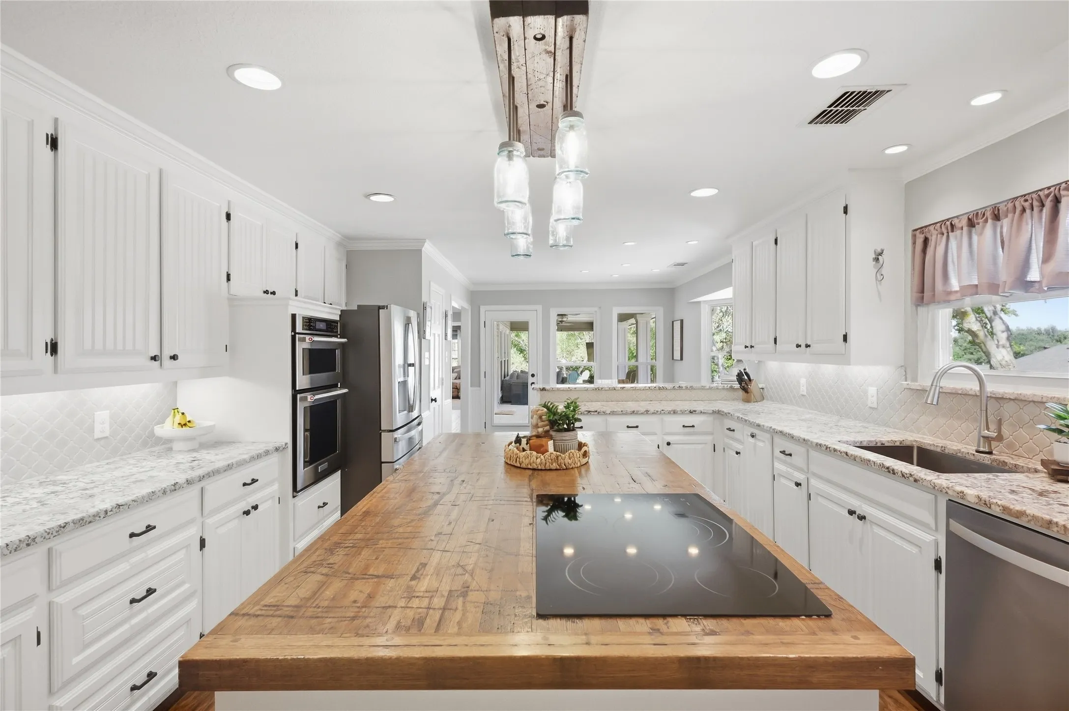 Single Family Residence For Sale in Collin County , 1201 E Stone Road, Wylie, Texas 75098, 3 Bedroom, 3 Bathroom, 3 Garage spaces, 2,843 Sqft, built in 1986, mls#21393089, Real Estate Agent in Wylie, Homes For Sale in Collin county, Homes For Sale in Wylie, Realtor in Wylie Texas, Real Estate Brokerage Independent Realty Texas, Luminita Cordes Realtor