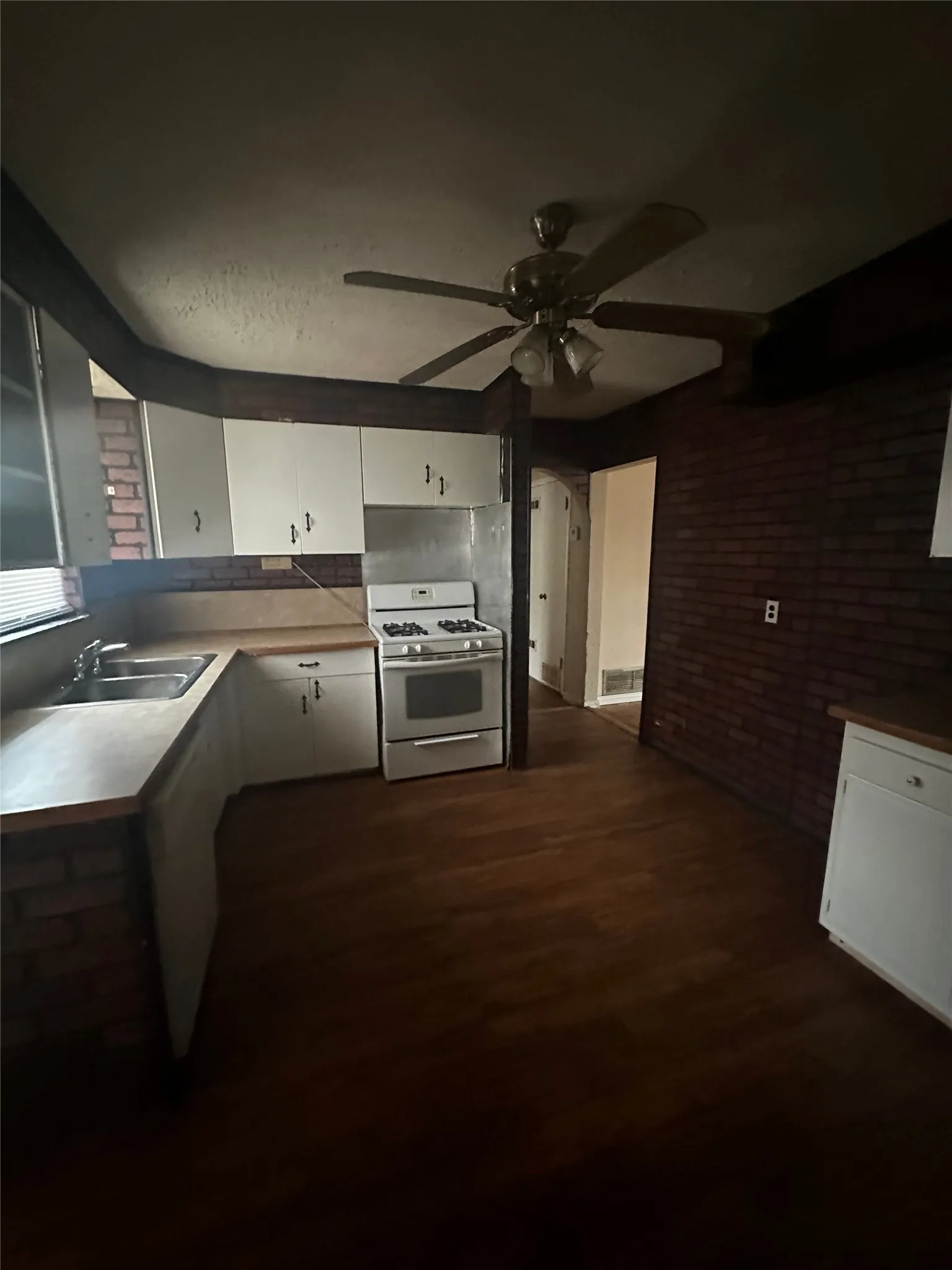Single Family Residence For Rent in Taylor County , 401 S Jefferson Drive, Abilene, Texas 79605, 3 Bedroom, 2 Bathroom, 2 Garage spaces, 1,857 Sqft, built in 1954, mls#21397856, Real Estate Agent in Abilene, Homes For Rent in Taylor county, Homes For Rent in Abilene, Realtor in Abilene Texas, Real Estate Brokerage Independent Realty Texas, Luminita Cordes Realtor