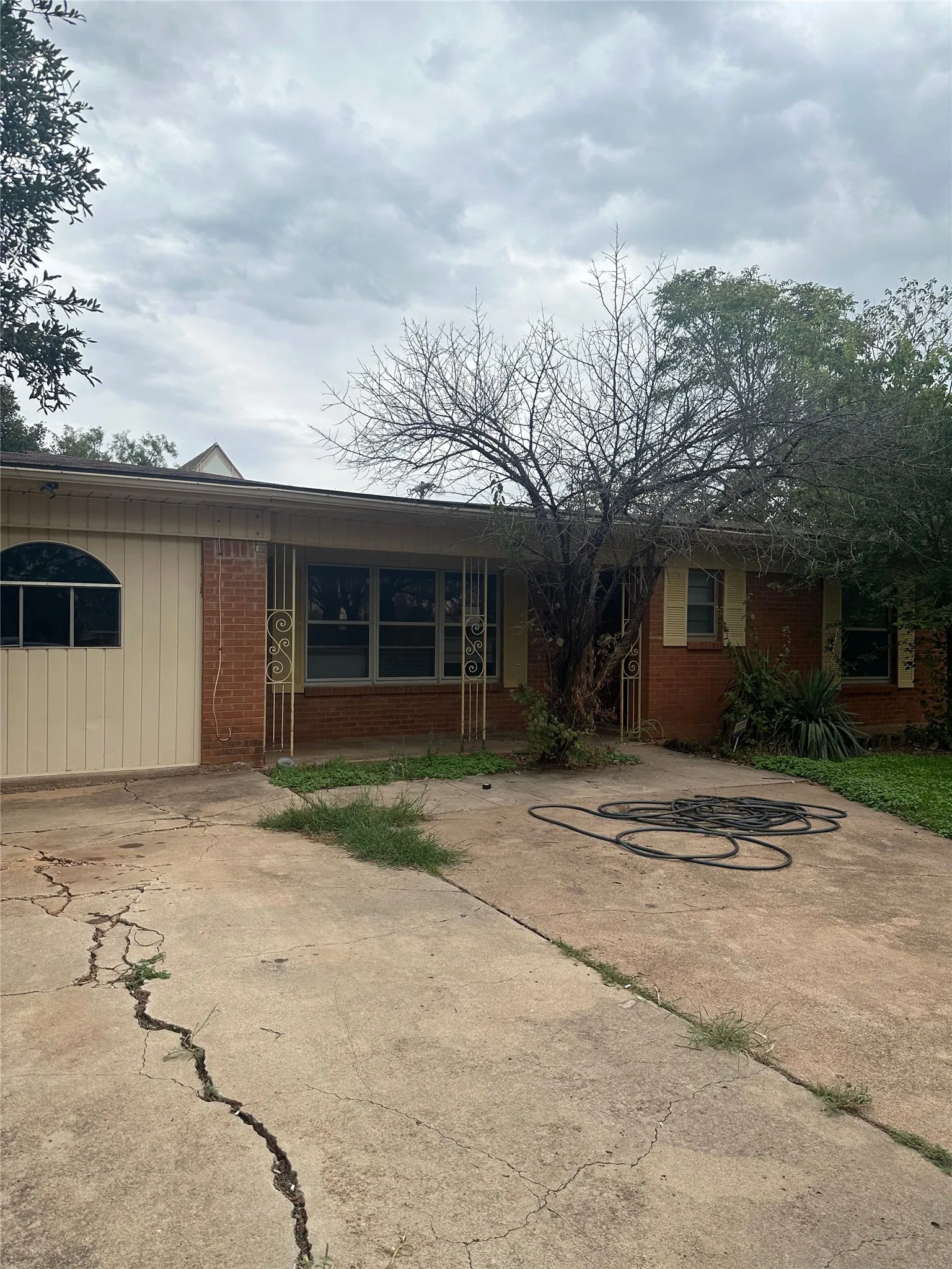 Single Family Residence For Rent in Taylor County , 401 S Jefferson Drive, Abilene, Texas 79605, 3 Bedroom, 2 Bathroom, 2 Garage spaces, 1,857 Sqft, built in 1954, mls#21397856, Real Estate Agent in Abilene, Homes For Rent in Taylor county, Homes For Rent in Abilene, Realtor in Abilene Texas, Real Estate Brokerage Independent Realty Texas, Luminita Cordes Realtor