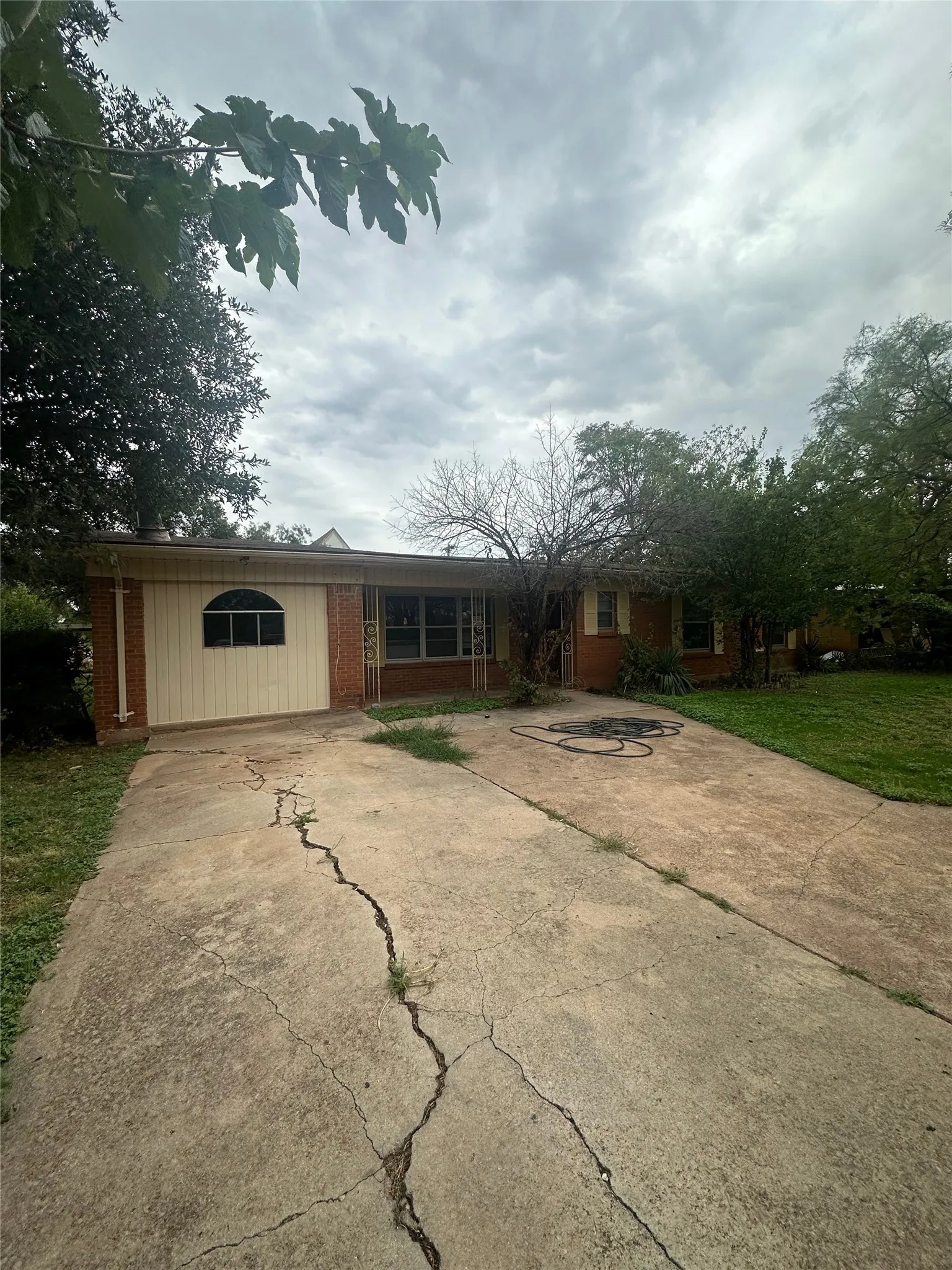 Single Family Residence For Rent in Taylor County , 401 S Jefferson Drive, Abilene, Texas 79605, 3 Bedroom, 2 Bathroom, 2 Garage spaces, 1,857 Sqft, built in 1954, mls#21397856, Real Estate Agent in Abilene, Homes For Rent in Taylor county, Homes For Rent in Abilene, Realtor in Abilene Texas, Real Estate Brokerage Independent Realty Texas, Luminita Cordes Realtor