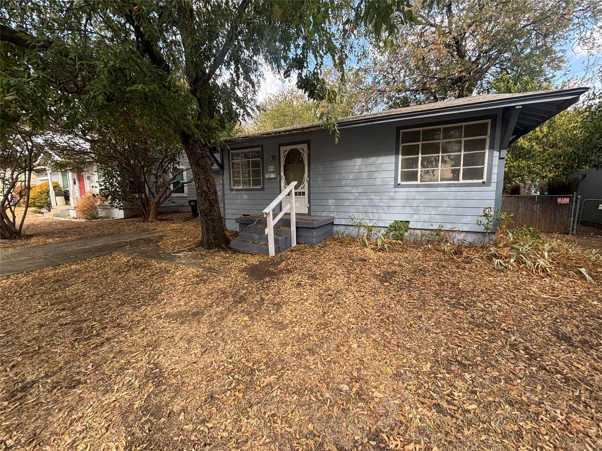 Single Family Residence For Rent in Tarrant County , 4116 Lisbon Street, Fort Worth, Texas 76107, 2 Bedroom, 1 Bathroom, 1 Garage spaces, 728 Sqft, built in 1949, mls#21397858, Real Estate Agent in Fort Worth, Homes For Rent in Tarrant county, Homes For Rent in Fort Worth, Realtor in Fort Worth Texas, Real Estate Brokerage Independent Realty Texas, Luminita Cordes Realtor