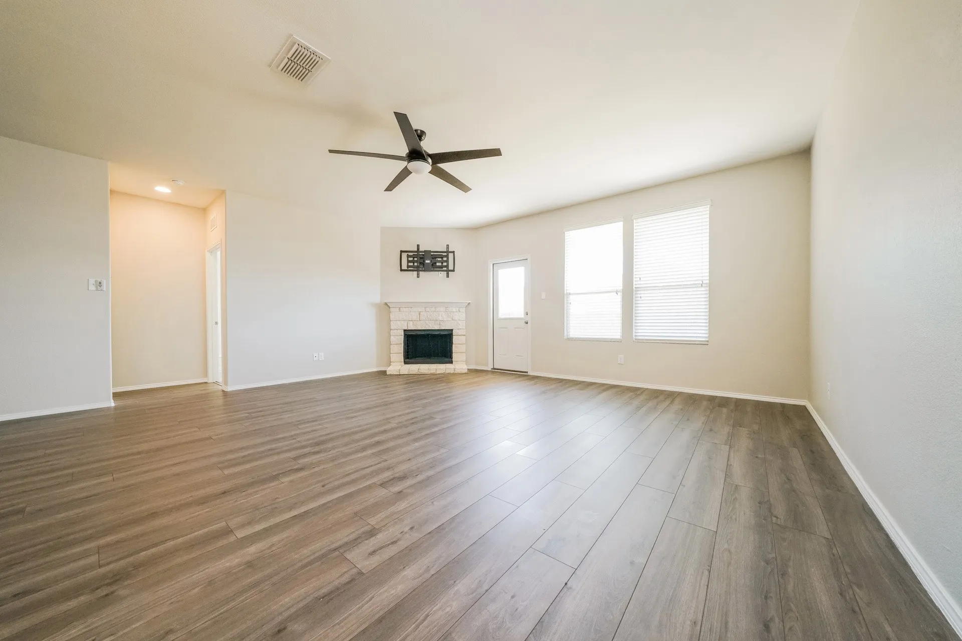 Single Family Residence For Rent in Denton County , 713 Jonius Creek Drive, Little Elm, Texas 75068, 3 Bedroom, 2 Bathroom, 2 Garage spaces, 2,154 Sqft, built in 2017, mls#21397870, Real Estate Agent in Little Elm, Homes For Rent in Denton county, Homes For Rent in Little Elm, Realtor in Little Elm Texas, Real Estate Brokerage Independent Realty Texas, Luminita Cordes Realtor
