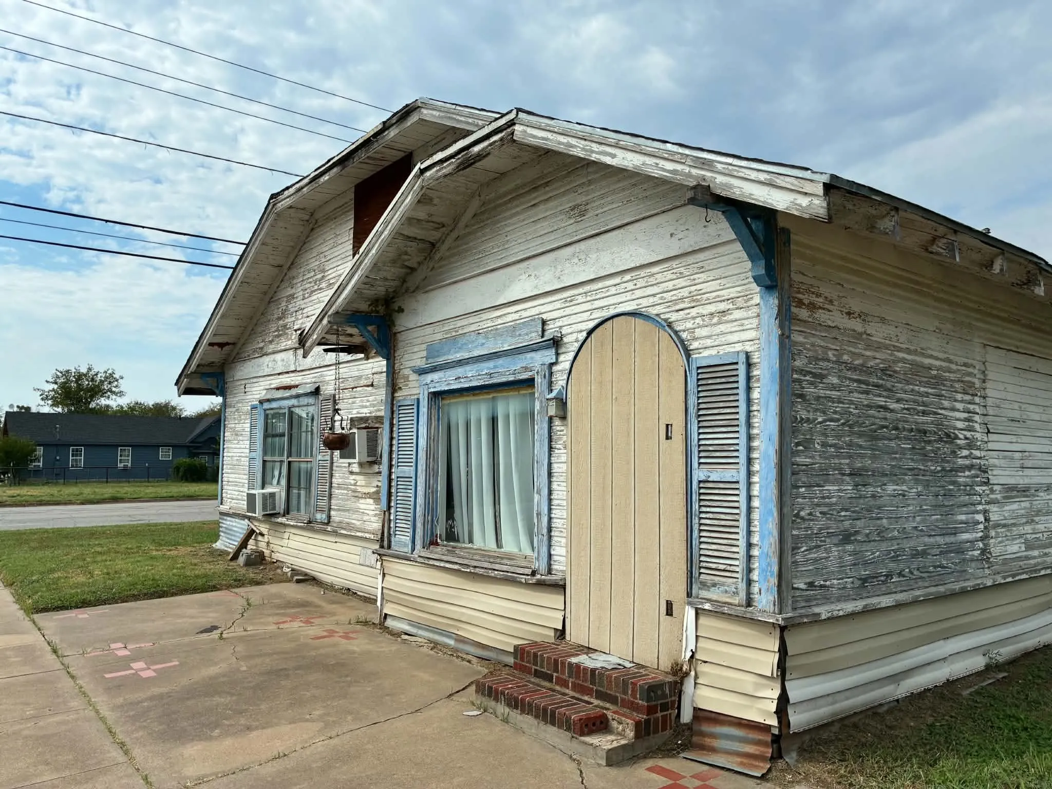 Single Family Residence For Sale in Palo Pinto County , 315 Martin Luther King Jr Street, Mineral Wells, Texas 76067, 2 Bedroom, 1 Bathroom, 1 Garage spaces, 1,942 Sqft, built in 1960, mls#21397591, Real Estate Agent in Mineral Wells, Homes For Sale in Palo Pinto county, Homes For Sale in Mineral Wells, Realtor in Mineral Wells Texas, Real Estate Brokerage Independent Realty Texas, Luminita Cordes Realtor
