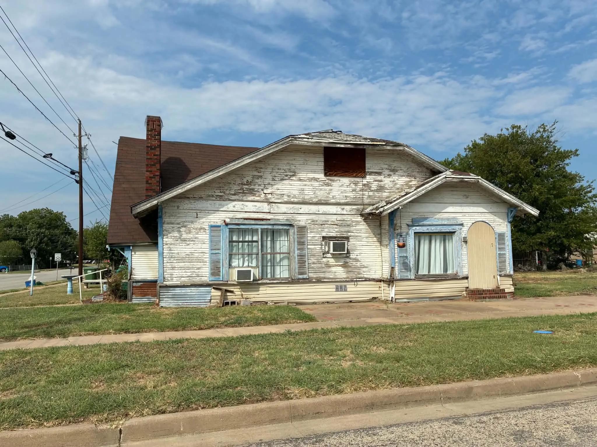 Single Family Residence For Sale in Palo Pinto County , 315 Martin Luther King Jr Street, Mineral Wells, Texas 76067, 2 Bedroom, 1 Bathroom, 1 Garage spaces, 1,942 Sqft, built in 1960, mls#21397591, Real Estate Agent in Mineral Wells, Homes For Sale in Palo Pinto county, Homes For Sale in Mineral Wells, Realtor in Mineral Wells Texas, Real Estate Brokerage Independent Realty Texas, Luminita Cordes Realtor