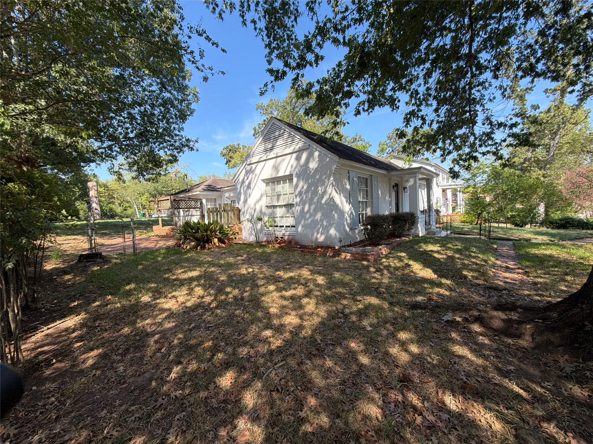 Single Family Residence For Sale in Anderson County , 1113 S Sylvan Avenue, Palestine, Texas 75801, 3 Bedroom, 2 Bathroom, 2 Garage spaces, 2,184 Sqft, built in 1938, mls#21397873, Real Estate Agent in Palestine, Homes For Sale in Anderson county, Homes For Sale in Palestine, Realtor in Palestine Texas, Real Estate Brokerage Independent Realty Texas, Luminita Cordes Realtor