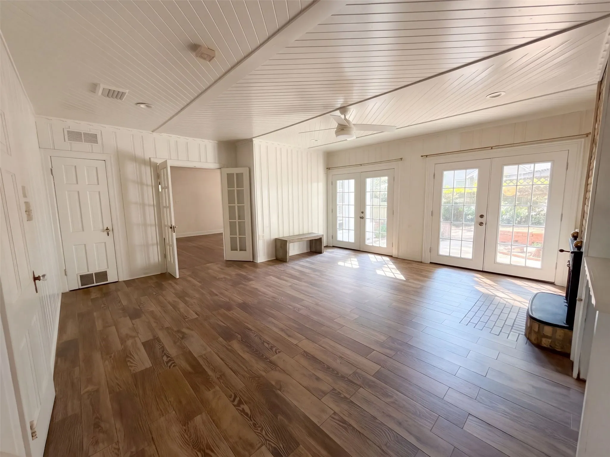 Single Family Residence For Sale in Anderson County , 1113 S Sylvan Avenue, Palestine, Texas 75801, 3 Bedroom, 2 Bathroom, 2 Garage spaces, 2,184 Sqft, built in 1938, mls#21397873, Real Estate Agent in Palestine, Homes For Sale in Anderson county, Homes For Sale in Palestine, Realtor in Palestine Texas, Real Estate Brokerage Independent Realty Texas, Luminita Cordes Realtor