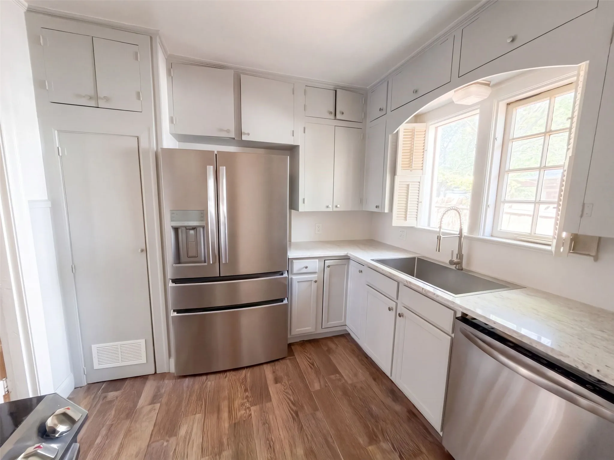 Single Family Residence For Sale in Anderson County , 1113 S Sylvan Avenue, Palestine, Texas 75801, 3 Bedroom, 2 Bathroom, 2 Garage spaces, 2,184 Sqft, built in 1938, mls#21397873, Real Estate Agent in Palestine, Homes For Sale in Anderson county, Homes For Sale in Palestine, Realtor in Palestine Texas, Real Estate Brokerage Independent Realty Texas, Luminita Cordes Realtor