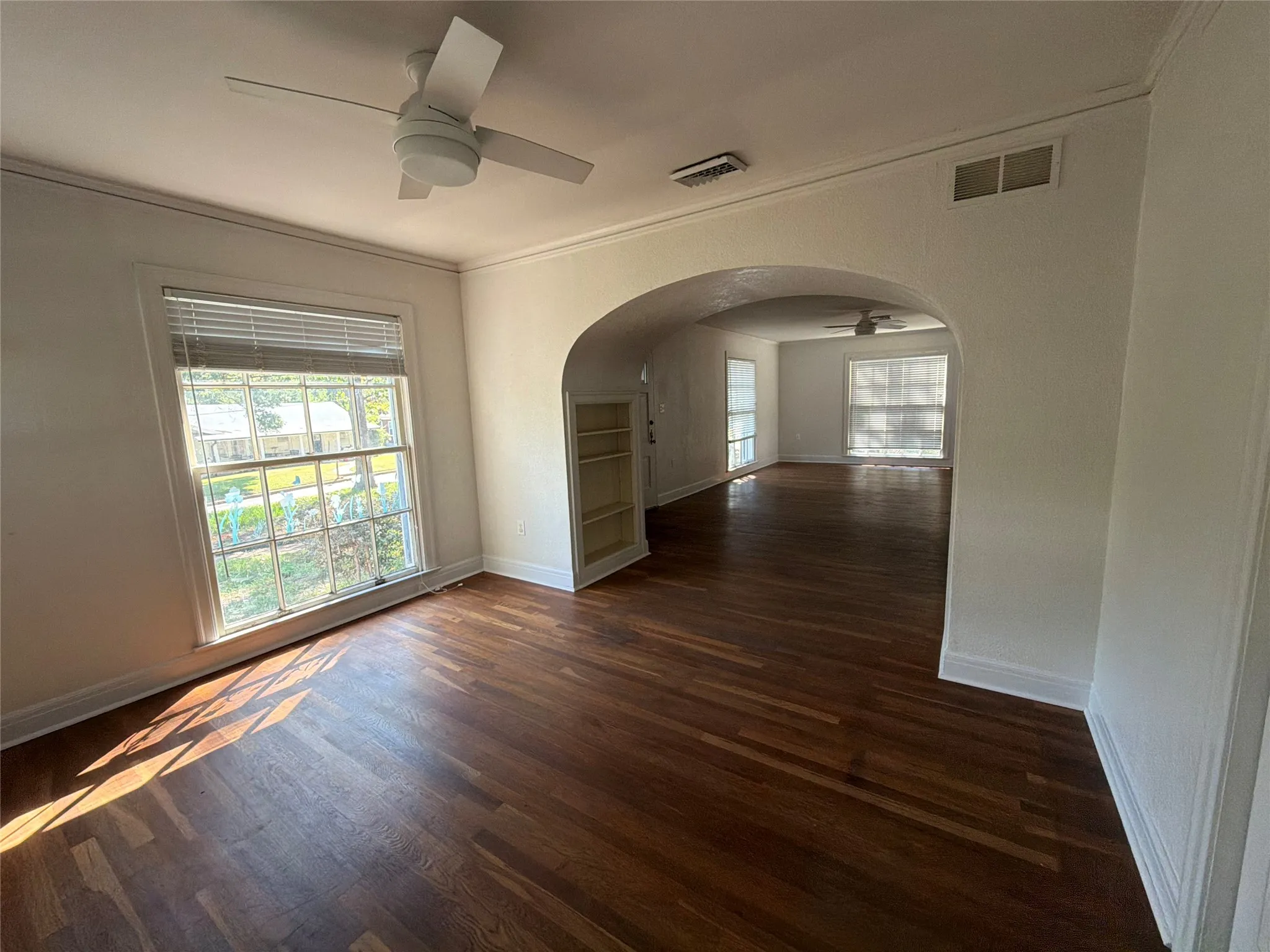 Single Family Residence For Sale in Anderson County , 1113 S Sylvan Avenue, Palestine, Texas 75801, 3 Bedroom, 2 Bathroom, 2 Garage spaces, 2,184 Sqft, built in 1938, mls#21397873, Real Estate Agent in Palestine, Homes For Sale in Anderson county, Homes For Sale in Palestine, Realtor in Palestine Texas, Real Estate Brokerage Independent Realty Texas, Luminita Cordes Realtor