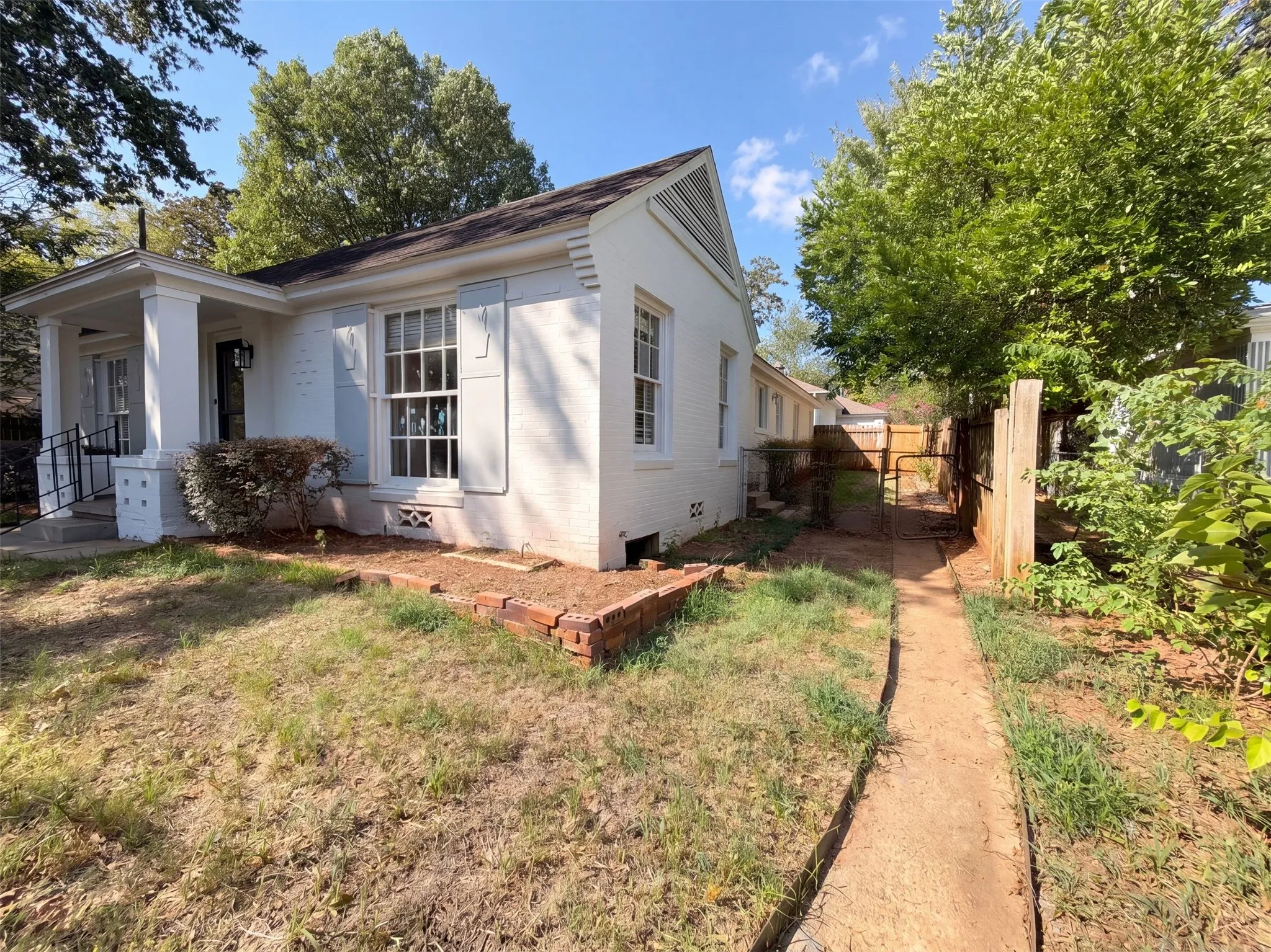 Single Family Residence For Sale in Anderson County , 1113 S Sylvan Avenue, Palestine, Texas 75801, 3 Bedroom, 2 Bathroom, 2 Garage spaces, 2,184 Sqft, built in 1938, mls#21397873, Real Estate Agent in Palestine, Homes For Sale in Anderson county, Homes For Sale in Palestine, Realtor in Palestine Texas, Real Estate Brokerage Independent Realty Texas, Luminita Cordes Realtor