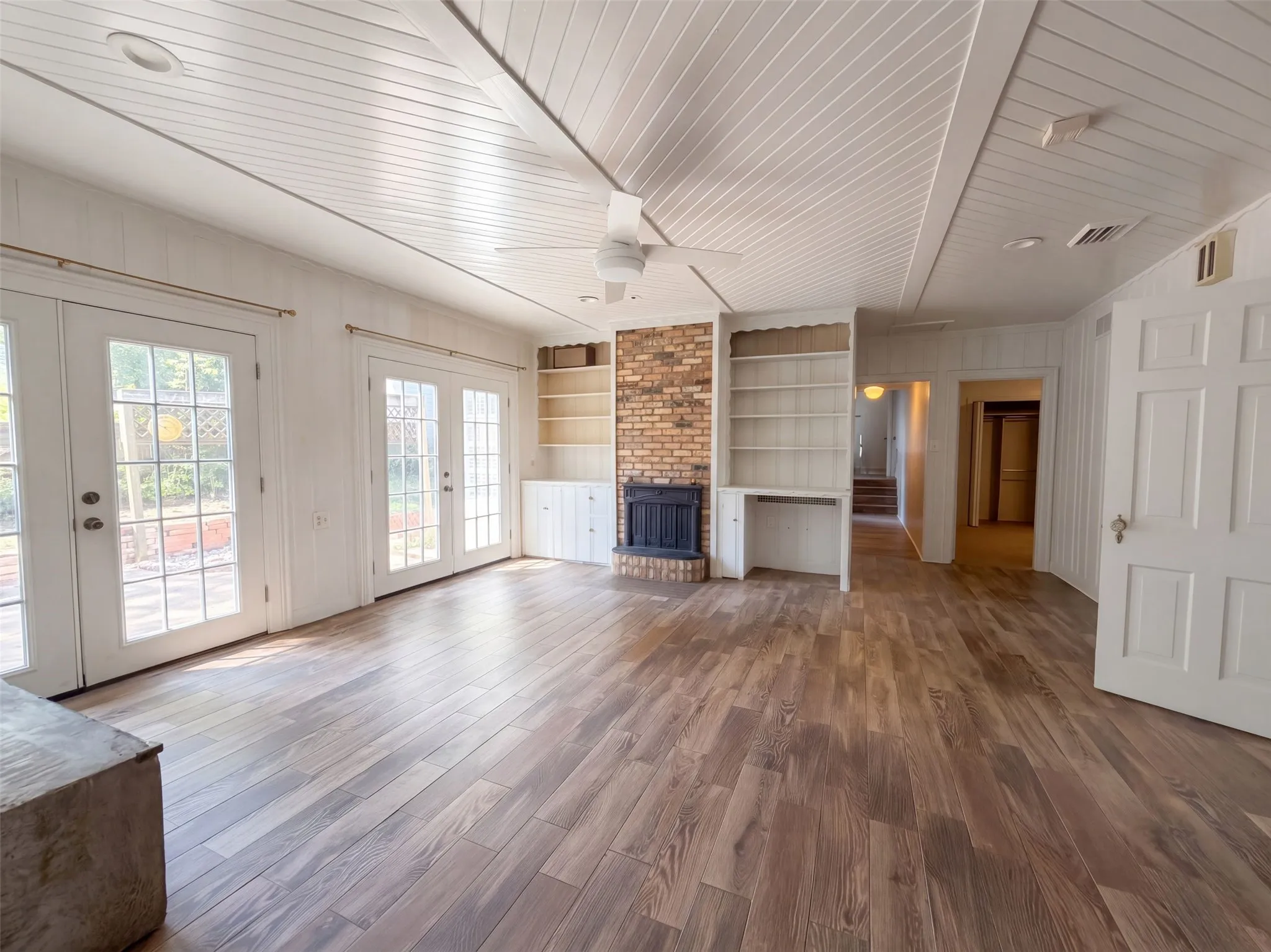 Single Family Residence For Sale in Anderson County , 1113 S Sylvan Avenue, Palestine, Texas 75801, 3 Bedroom, 2 Bathroom, 2 Garage spaces, 2,184 Sqft, built in 1938, mls#21397873, Real Estate Agent in Palestine, Homes For Sale in Anderson county, Homes For Sale in Palestine, Realtor in Palestine Texas, Real Estate Brokerage Independent Realty Texas, Luminita Cordes Realtor