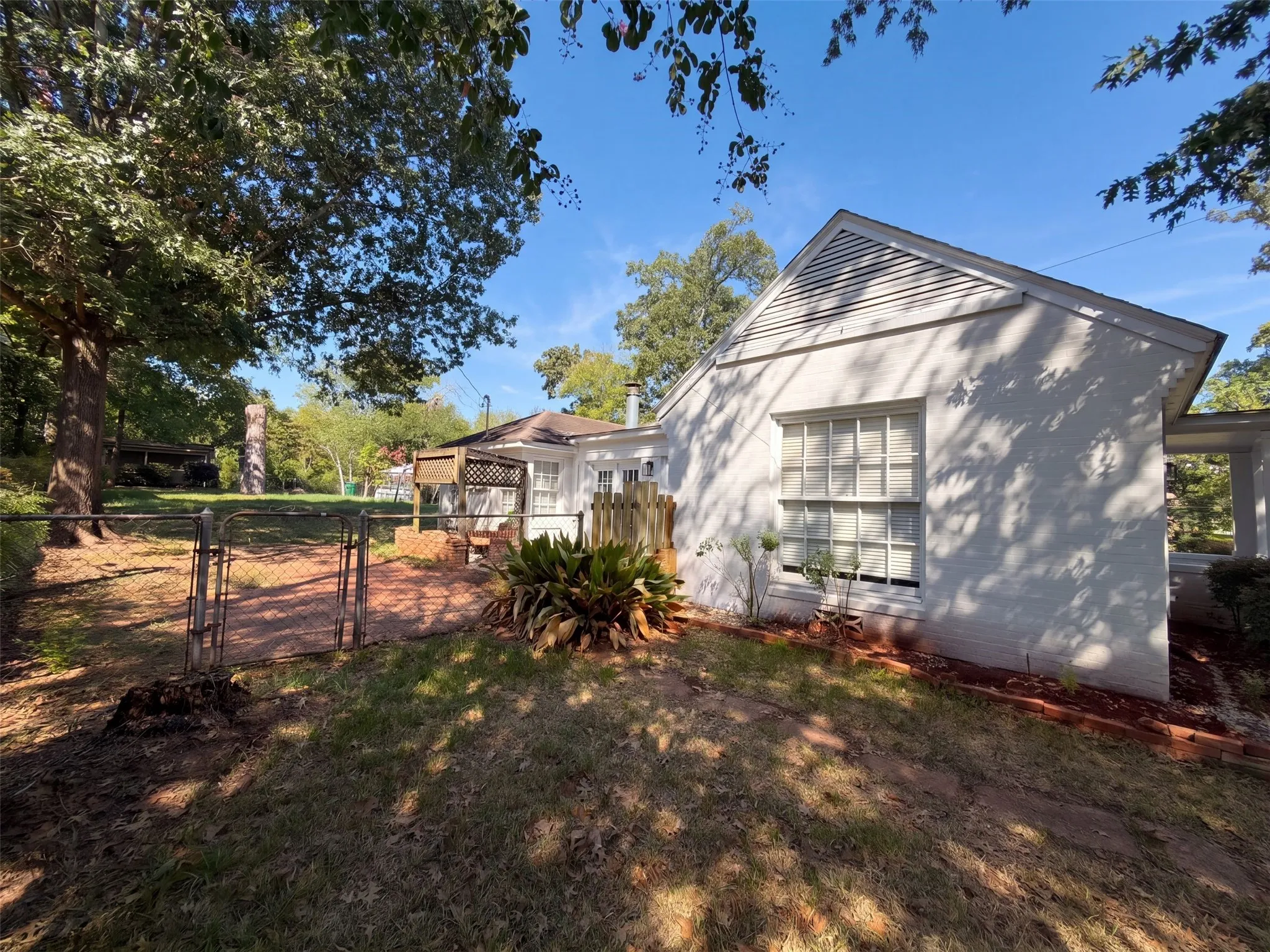Single Family Residence For Sale in Anderson County , 1113 S Sylvan Avenue, Palestine, Texas 75801, 3 Bedroom, 2 Bathroom, 2 Garage spaces, 2,184 Sqft, built in 1938, mls#21397873, Real Estate Agent in Palestine, Homes For Sale in Anderson county, Homes For Sale in Palestine, Realtor in Palestine Texas, Real Estate Brokerage Independent Realty Texas, Luminita Cordes Realtor