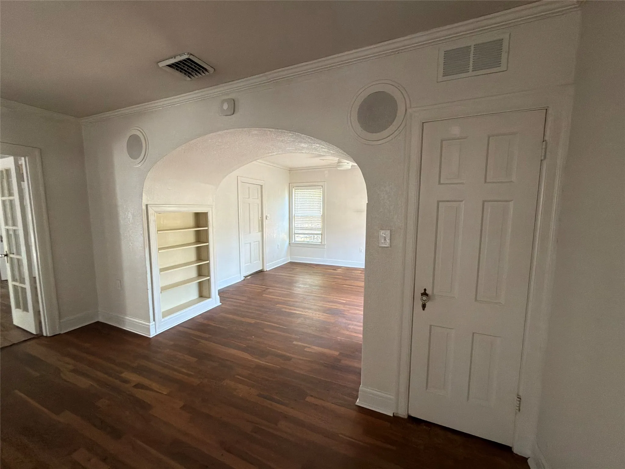Single Family Residence For Sale in Anderson County , 1113 S Sylvan Avenue, Palestine, Texas 75801, 3 Bedroom, 2 Bathroom, 2 Garage spaces, 2,184 Sqft, built in 1938, mls#21397873, Real Estate Agent in Palestine, Homes For Sale in Anderson county, Homes For Sale in Palestine, Realtor in Palestine Texas, Real Estate Brokerage Independent Realty Texas, Luminita Cordes Realtor