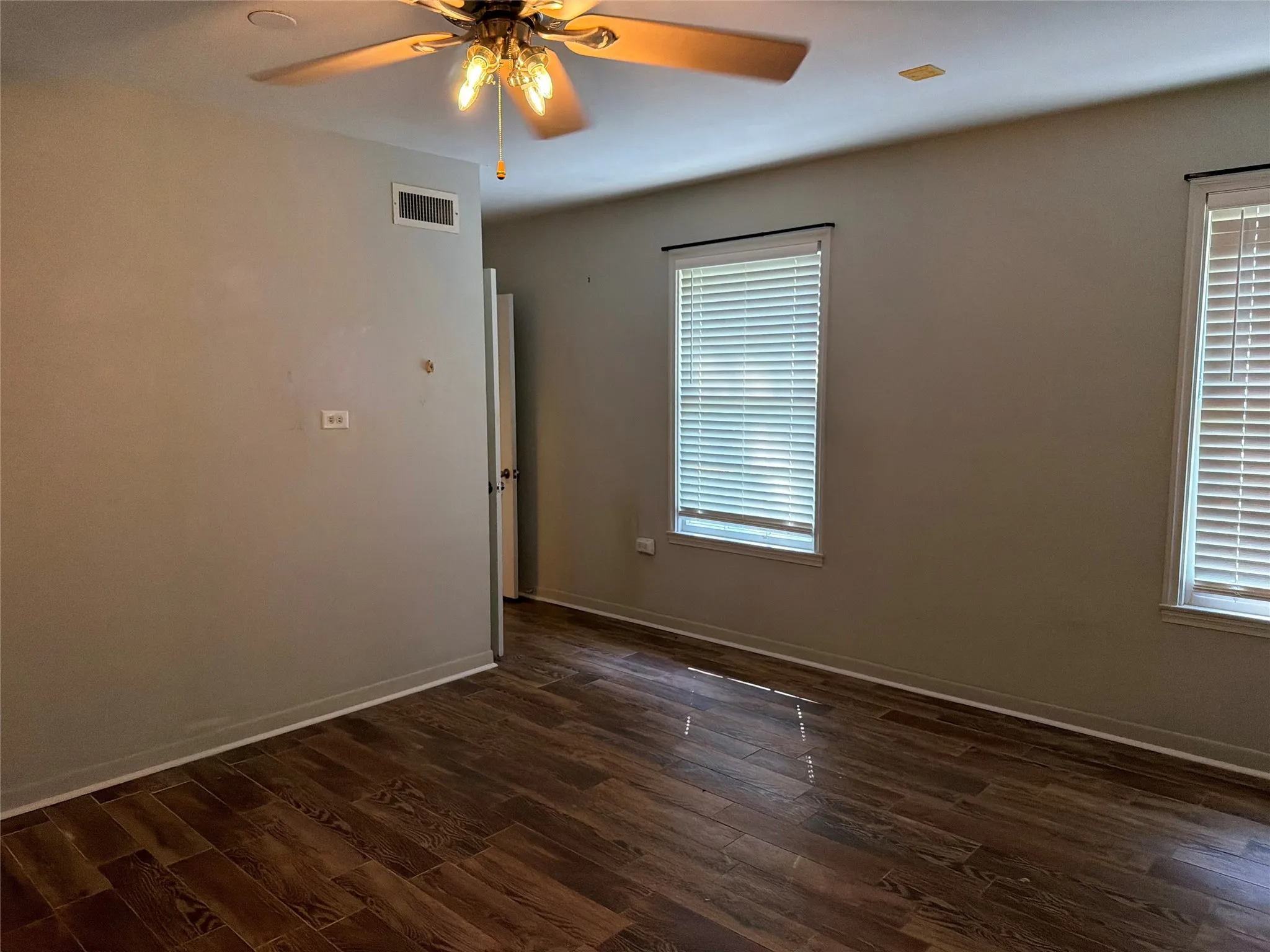 Single Family Residence For Sale in Anderson County , 1113 S Sylvan Avenue, Palestine, Texas 75801, 3 Bedroom, 2 Bathroom, 2 Garage spaces, 2,184 Sqft, built in 1938, mls#21397873, Real Estate Agent in Palestine, Homes For Sale in Anderson county, Homes For Sale in Palestine, Realtor in Palestine Texas, Real Estate Brokerage Independent Realty Texas, Luminita Cordes Realtor
