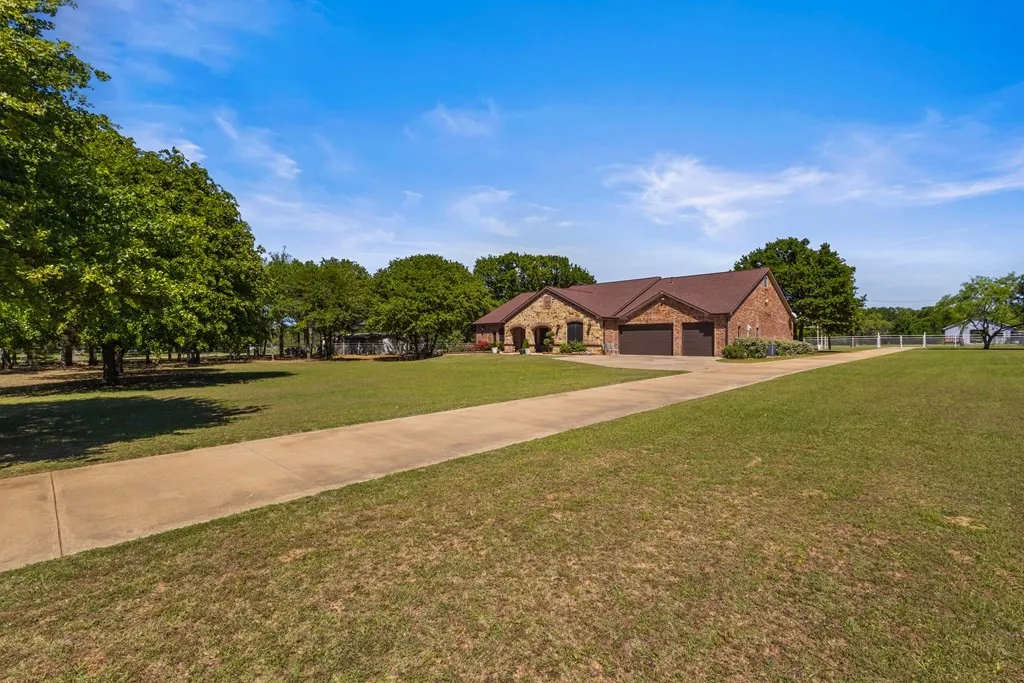 Single Family Residence For Sale in Kaufman County , 17909 Terrace Drive, Kemp, Texas 75143, 4 Bedroom, 3 Bathroom, 3 Garage spaces, 3,476 Sqft, built in 2016, mls#21397893, Real Estate Agent in Kemp, Homes For Sale in Kaufman county, Homes For Sale in Kemp, Realtor in Kemp Texas, Real Estate Brokerage Independent Realty Texas, Luminita Cordes Realtor