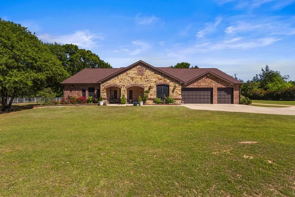 Single Family Residence For Sale in Kaufman County , 17909 Terrace Drive, Kemp, Texas 75143, 4 Bedroom, 3 Bathroom, 3 Garage spaces, 3,476 Sqft, built in 2016, mls#21397893, Real Estate Agent in Kemp, Homes For Sale in Kaufman county, Homes For Sale in Kemp, Realtor in Kemp Texas, Real Estate Brokerage Independent Realty Texas, Luminita Cordes Realtor