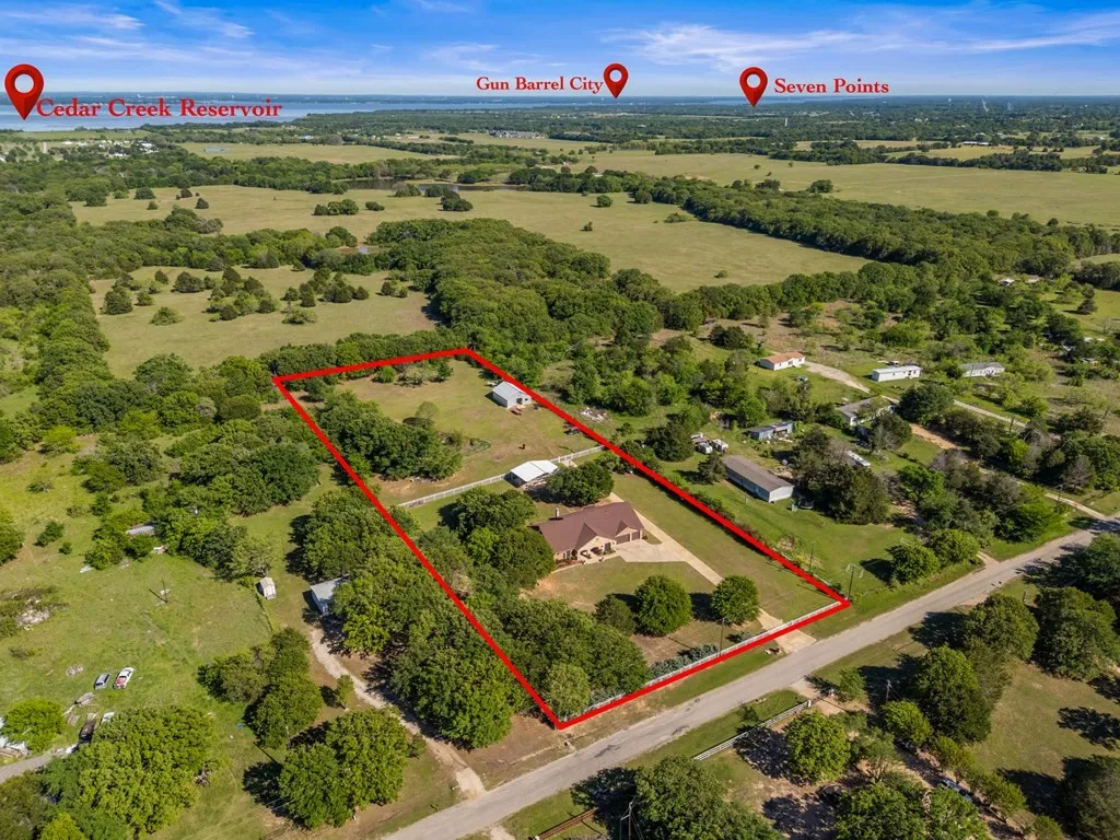 Single Family Residence For Sale in Kaufman County , 17909 Terrace Drive, Kemp, Texas 75143, 4 Bedroom, 3 Bathroom, 3 Garage spaces, 3,476 Sqft, built in 2016, mls#21397893, Real Estate Agent in Kemp, Homes For Sale in Kaufman county, Homes For Sale in Kemp, Realtor in Kemp Texas, Real Estate Brokerage Independent Realty Texas, Luminita Cordes Realtor