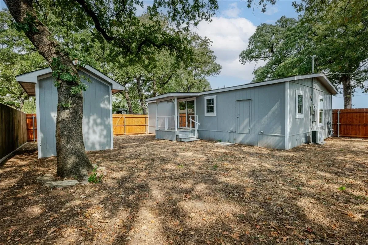 Manufactured Home For Rent in Johnson County , 209 Wicker Hill Road, Burleson, Texas 76028, 3 Bedroom, 2 Bathroom, Garage spaces, 1,056 Sqft, built in 1986, mls#21397898, Real Estate Agent in Burleson, Homes For Rent in Johnson county, Homes For Rent in Burleson, Realtor in Burleson Texas, Real Estate Brokerage Independent Realty Texas, Luminita Cordes Realtor
