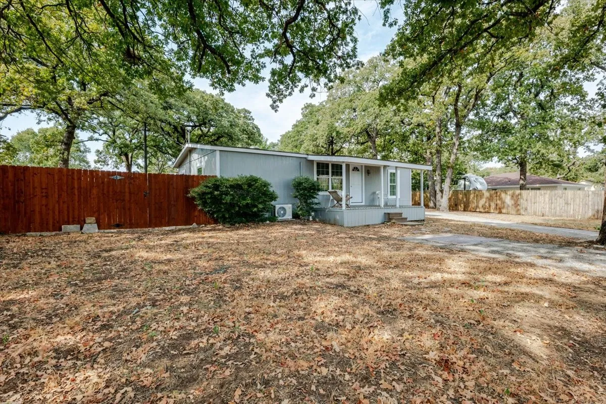 Manufactured Home For Rent in Johnson County , 209 Wicker Hill Road, Burleson, Texas 76028, 3 Bedroom, 2 Bathroom, Garage spaces, 1,056 Sqft, built in 1986, mls#21397898, Real Estate Agent in Burleson, Homes For Rent in Johnson county, Homes For Rent in Burleson, Realtor in Burleson Texas, Real Estate Brokerage Independent Realty Texas, Luminita Cordes Realtor