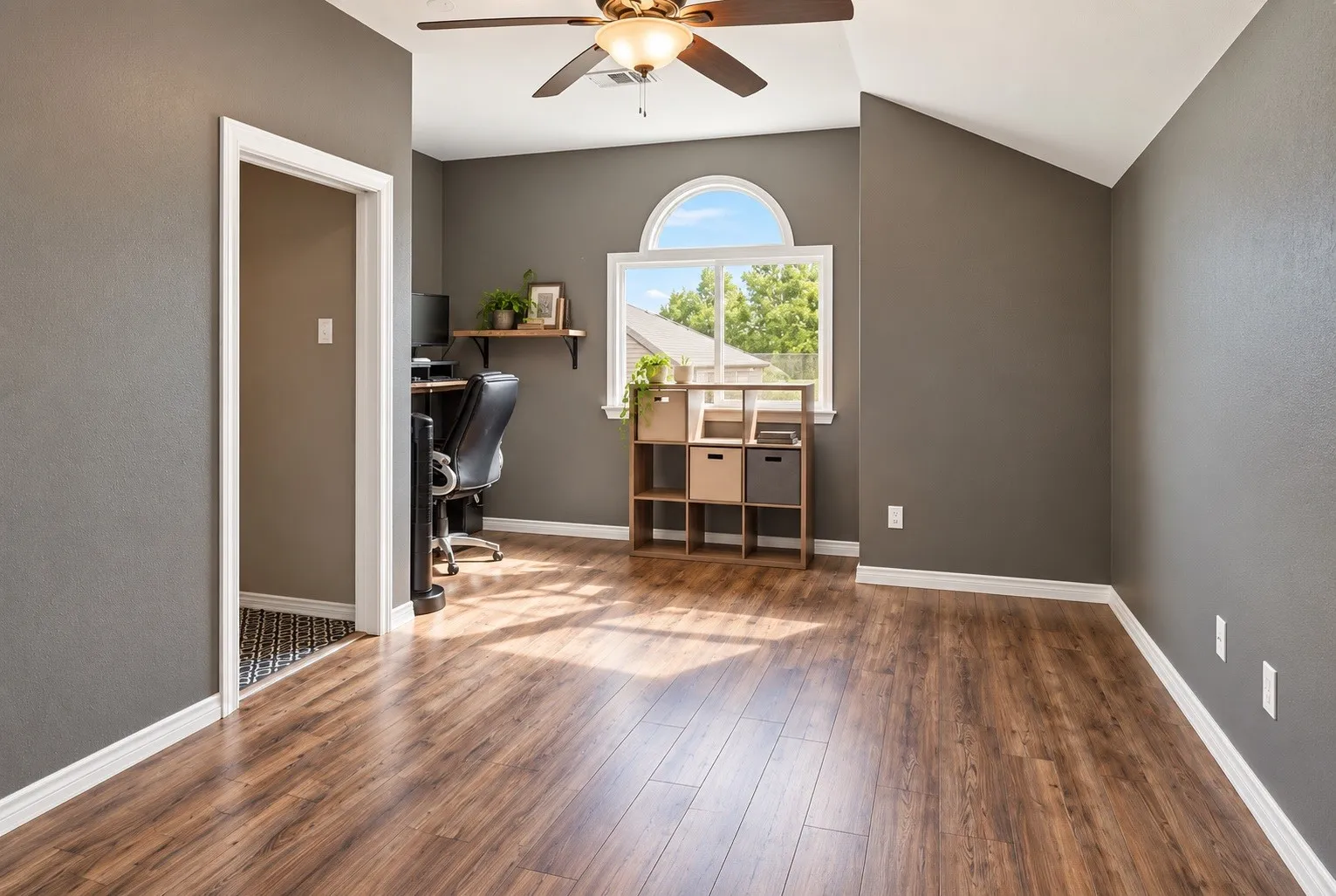 Single Family Residence For Sale in Denton County , 3005 Alcove Lane, Corinth, Texas 76210, 3 Bedroom, 3 Bathroom, 2 Garage spaces, 2,359 Sqft, built in 1998, mls#21397139, Real Estate Agent in Corinth, Homes For Sale in Denton county, Homes For Sale in Corinth, Realtor in Corinth Texas, Real Estate Brokerage Independent Realty Texas, Luminita Cordes Realtor