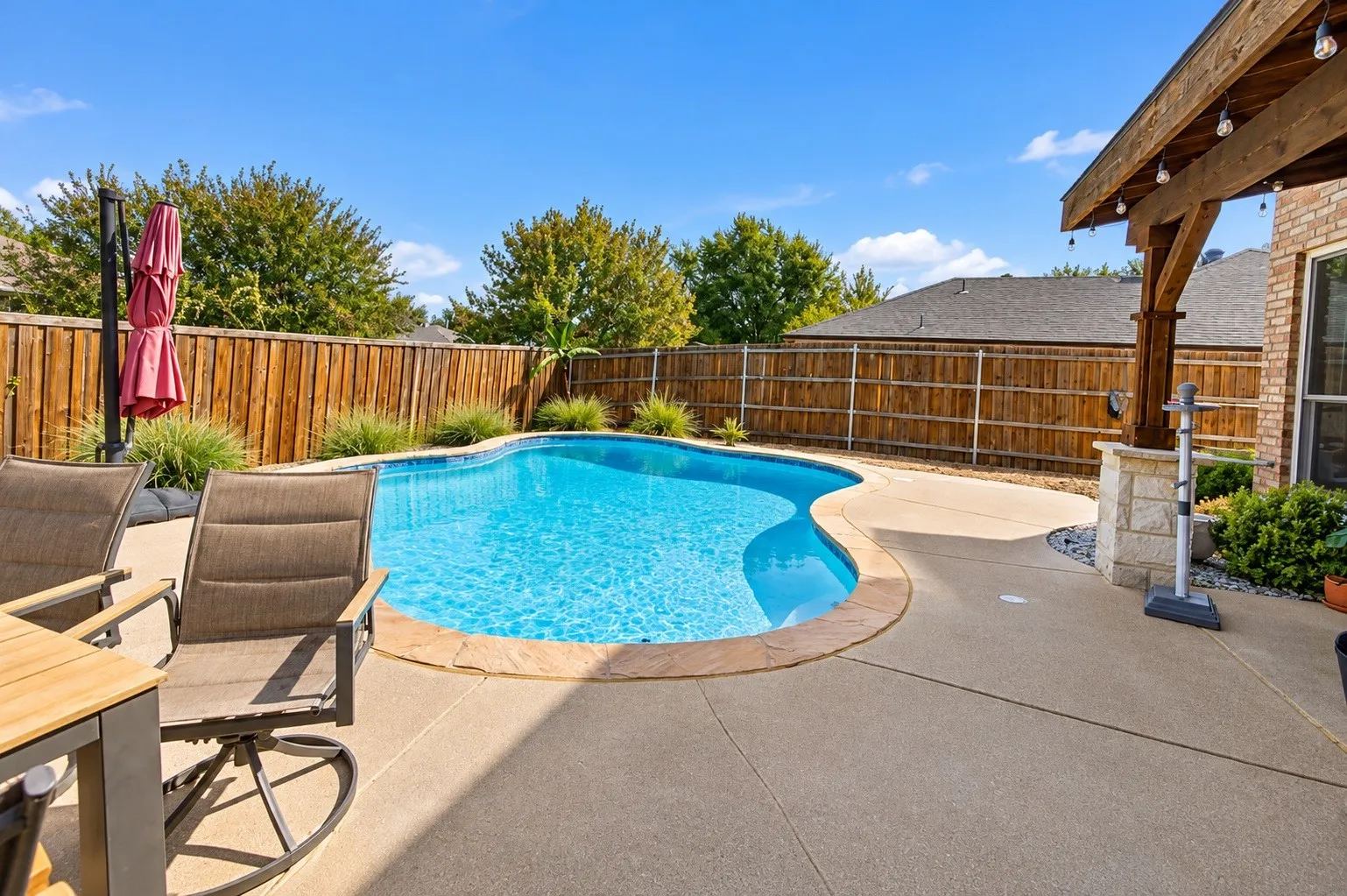 Single Family Residence For Sale in Denton County , 3005 Alcove Lane, Corinth, Texas 76210, 3 Bedroom, 3 Bathroom, 2 Garage spaces, 2,359 Sqft, built in 1998, mls#21397139, Real Estate Agent in Corinth, Homes For Sale in Denton county, Homes For Sale in Corinth, Realtor in Corinth Texas, Real Estate Brokerage Independent Realty Texas, Luminita Cordes Realtor